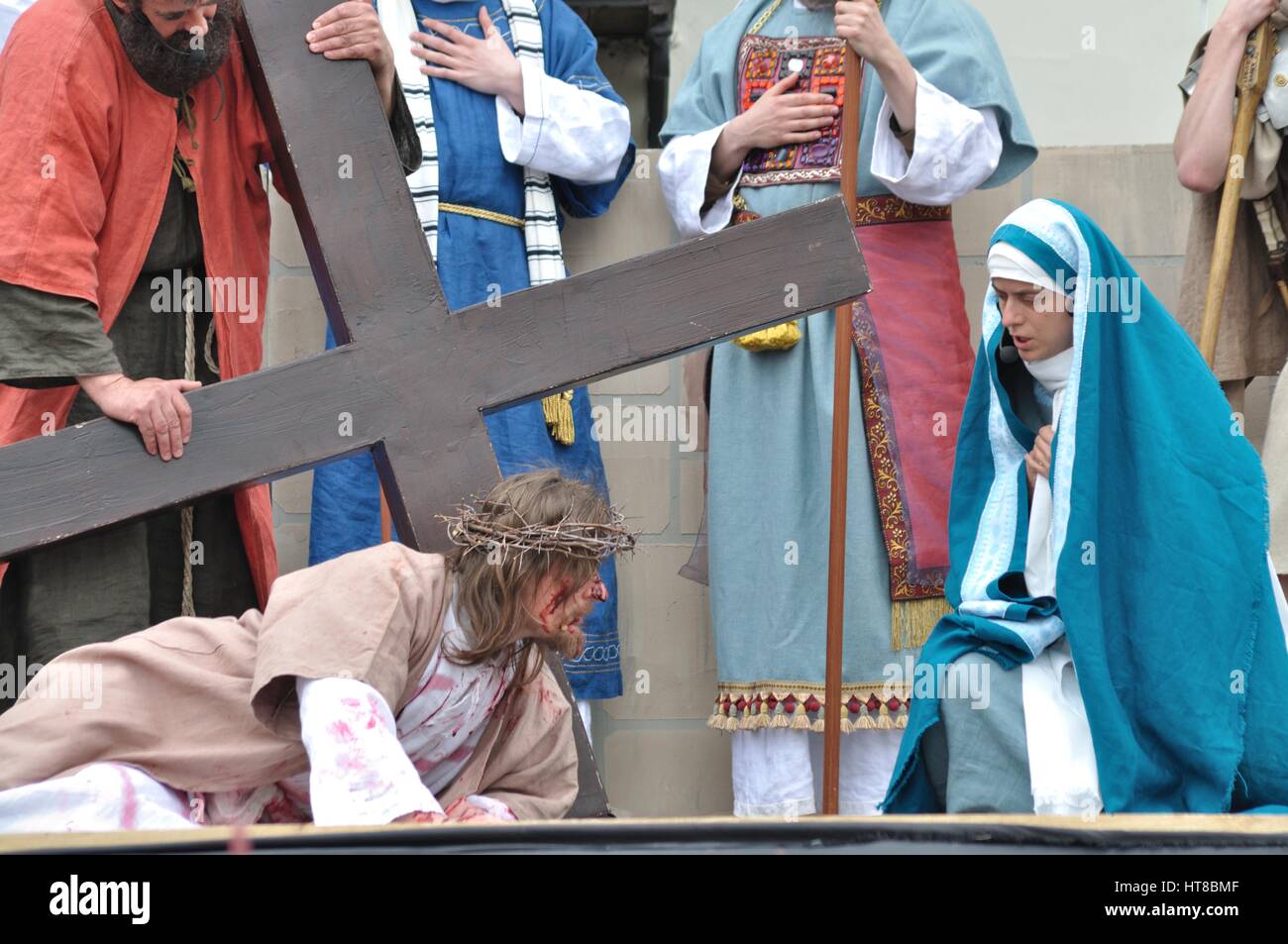 Gesù incontra la Veronica sulla via della sua crocifissione, durante gli spettacoli di strada mistero della passione. Foto Stock