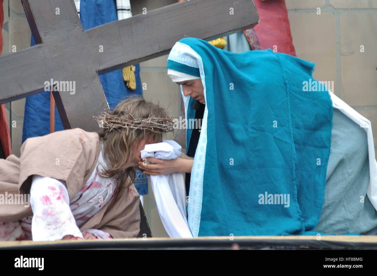La Veronica asciuga il volto di Gesù, durante gli spettacoli di strada mistero della passione. Foto Stock