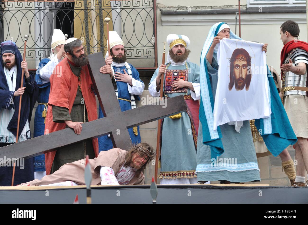 Veronica tenendo un panno che porta l'immagine del volto di Cristo, durante gli spettacoli di strada mistero della passione. Foto Stock