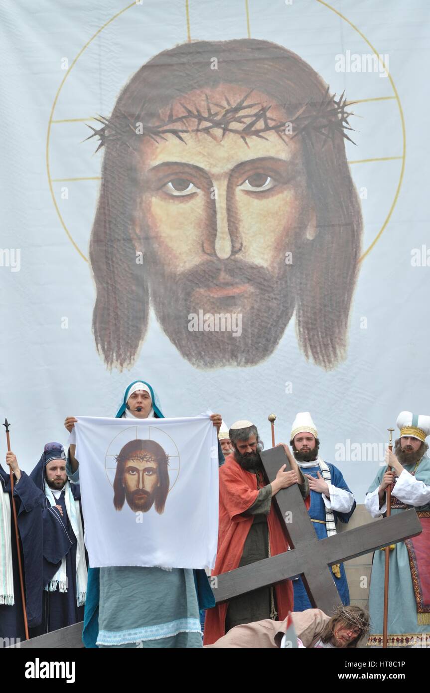 Veronica tenendo un panno che porta l'immagine del volto di Cristo, durante gli spettacoli di strada mistero della passione. Foto Stock