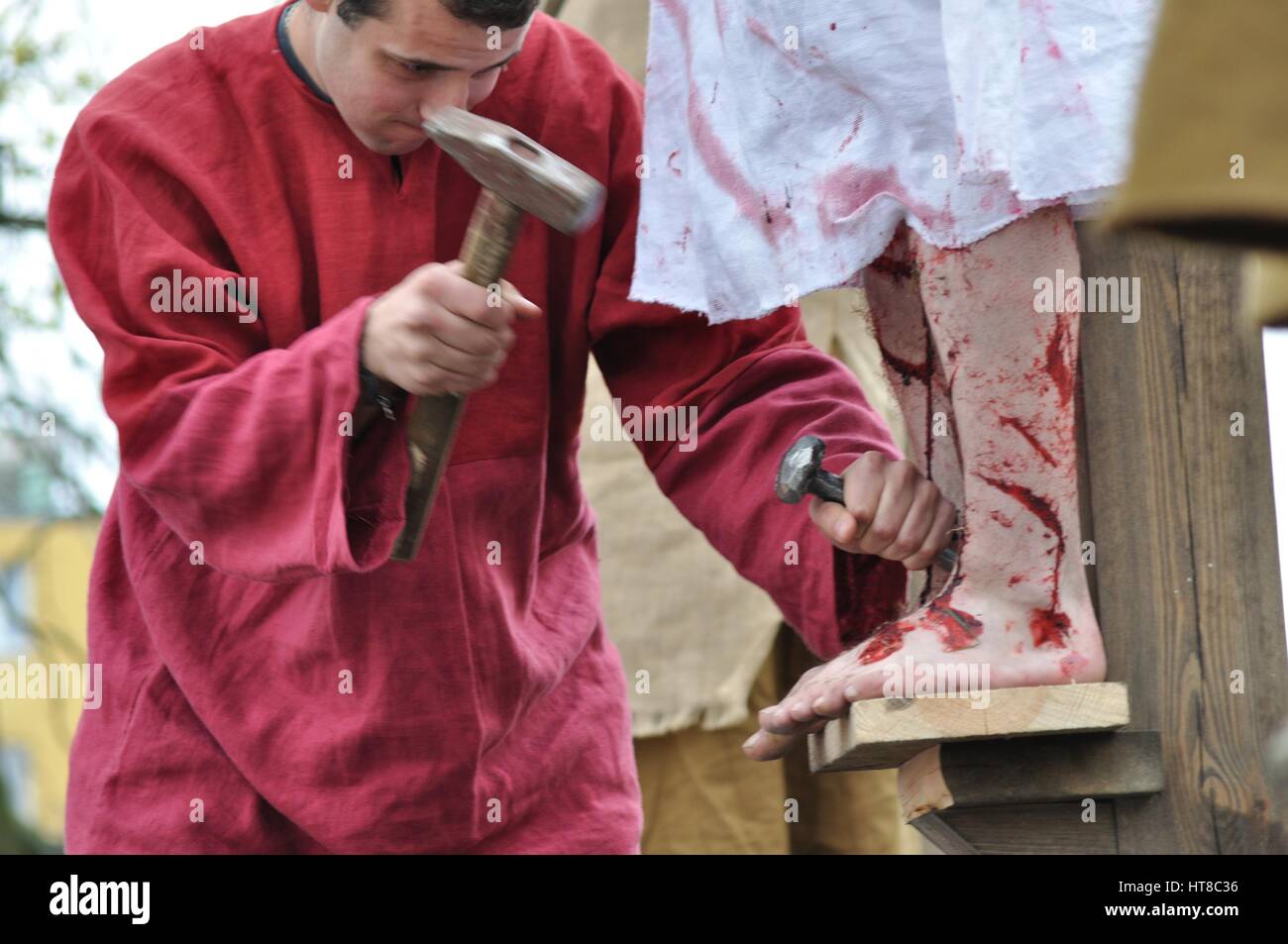 Attori rievoca la crocifissione di Gesù Cristo, durante gli spettacoli di strada mistero della passione. Foto Stock