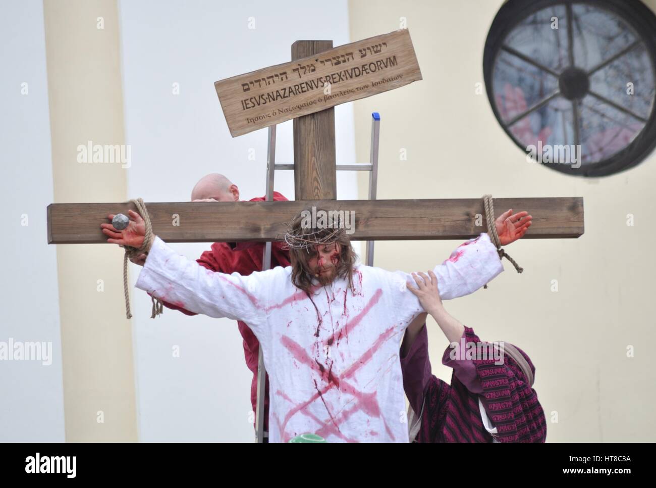 Attori rievoca la crocifissione di Gesù Cristo, durante gli spettacoli di strada mistero della passione. Foto Stock