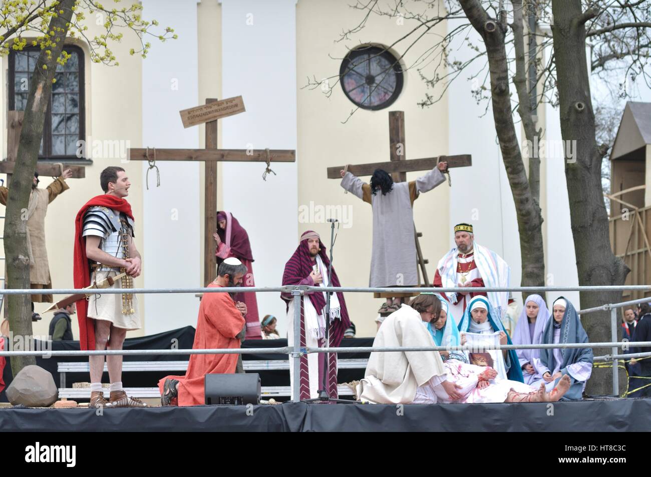 Attori rievoca la rimozione di un corpo di Gesù Cristo dalla croce, durante gli spettacoli di strada mistero della passione. Foto Stock