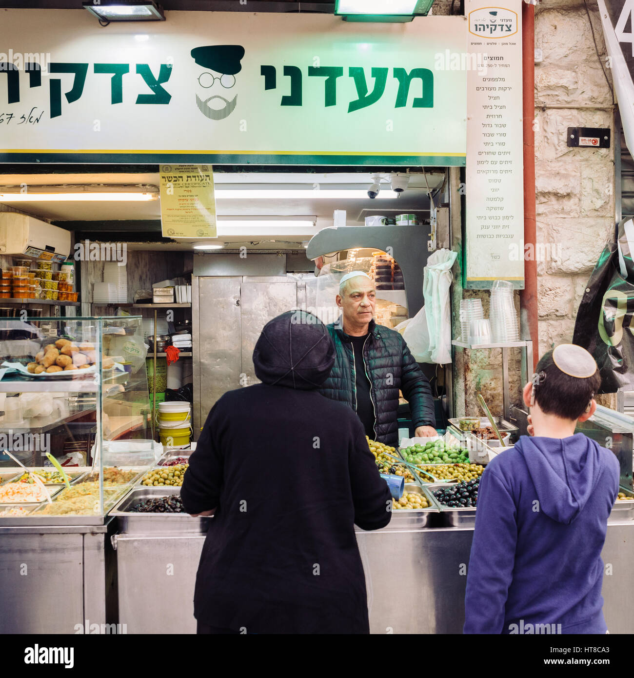 Un popolare Falafel shop nella colorata Mahane Yehuda Market di Gerusalemme Foto Stock