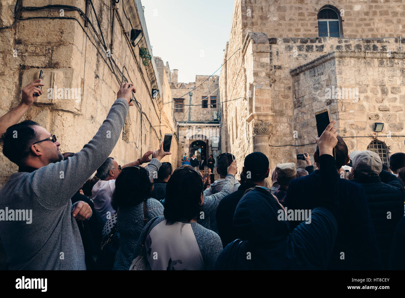 I turisti e la gente del luogo in Gerusalemme la città vecchia , Israele Foto Stock