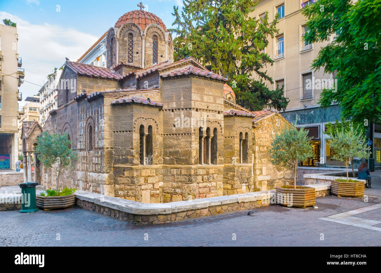 La vista su ben conservato medievale chiesa di Panagia Kapnikarea è un esempio del borgo medievale di architettura bizantina, Atene, Grecia Foto Stock