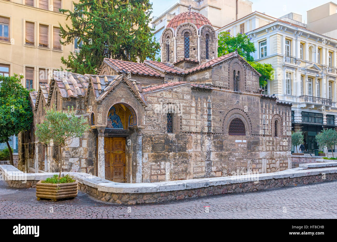 Chiesa di Panagia Kapnikarea è una delle chiese più antiche di Atene, situato nel quartiere dello shopping della città, Grecia. Foto Stock