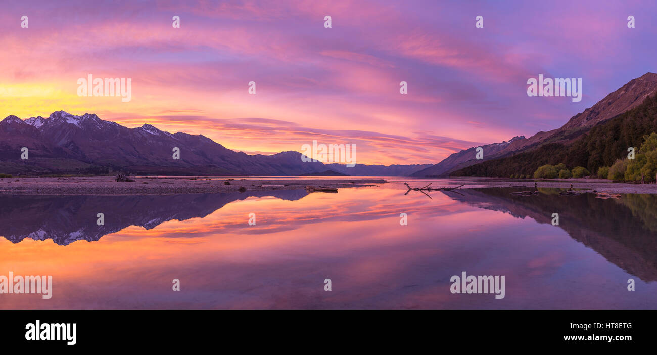 Le montagne con il lago di Wakatipu di sunrise, Glenorchy vicino a Queenstown, Regione di Otago e Southland, Nuova Zelanda Foto Stock