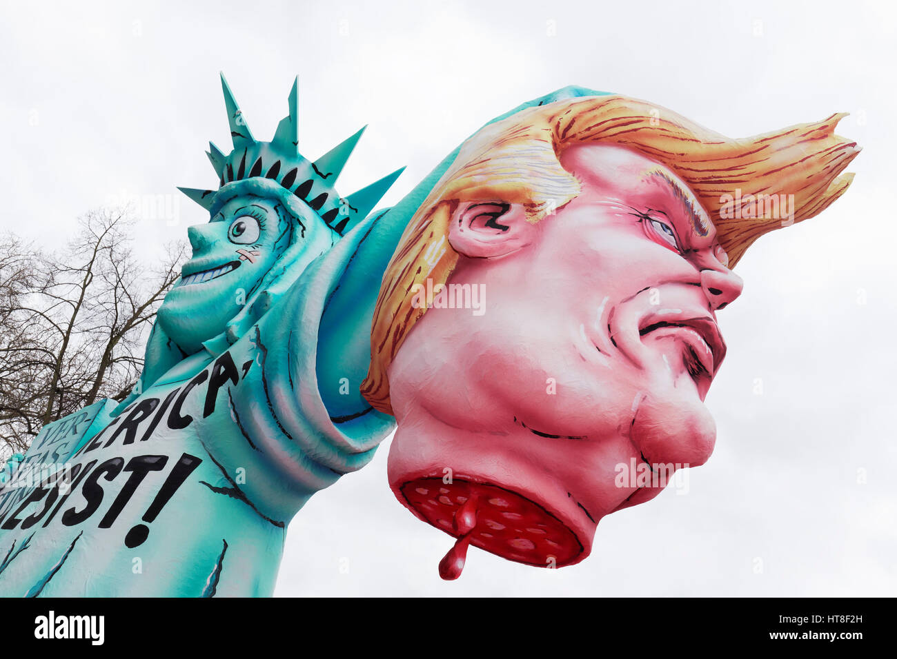 Statua della Libertà tiene testa tagliata del Presidente americano Donald Trump, in carta pesta la figura, caricatura politica, motto carrello Foto Stock