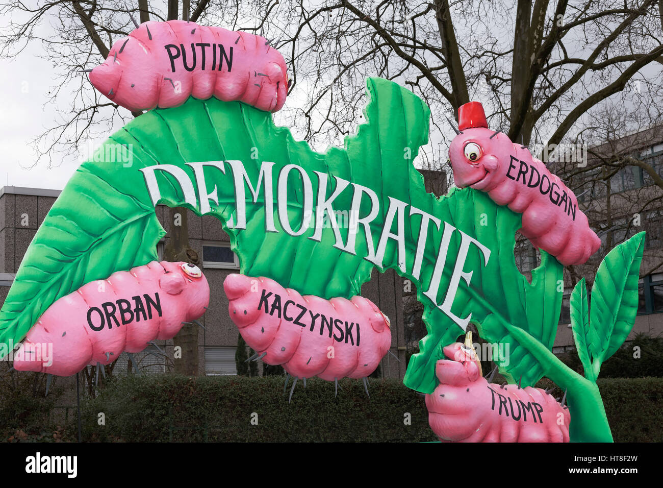 I bruchi mangiano foglie verde, nemici della democrazia, Putin, Erdogan, Trump, Orban, Kaczinsky, caricatura politica, cartapesta, Foto Stock