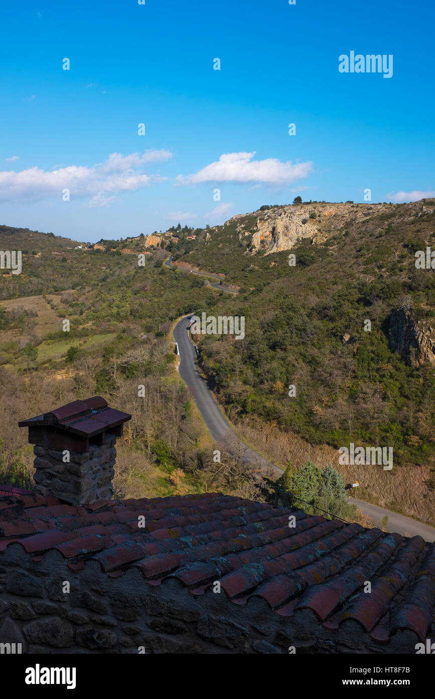 La strada di avvicinamento Castelnou Pirenei orientali, Francia Foto Stock