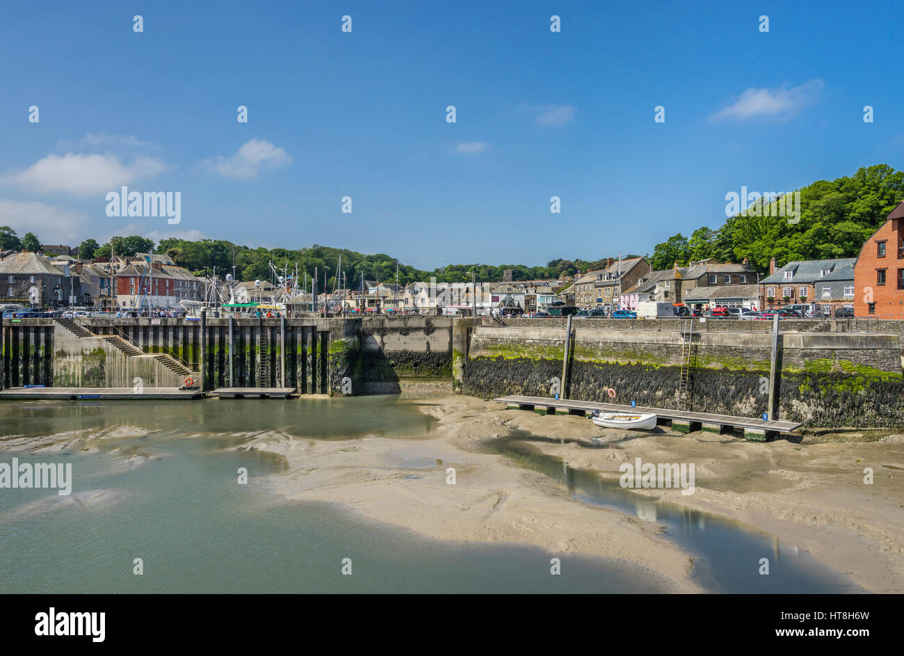 Regno Unito, Sud Ovest Inghilterra, Cornwall, Padstow, vista del porto di Padstow molo dal fiume Camel a bassa marea Foto Stock