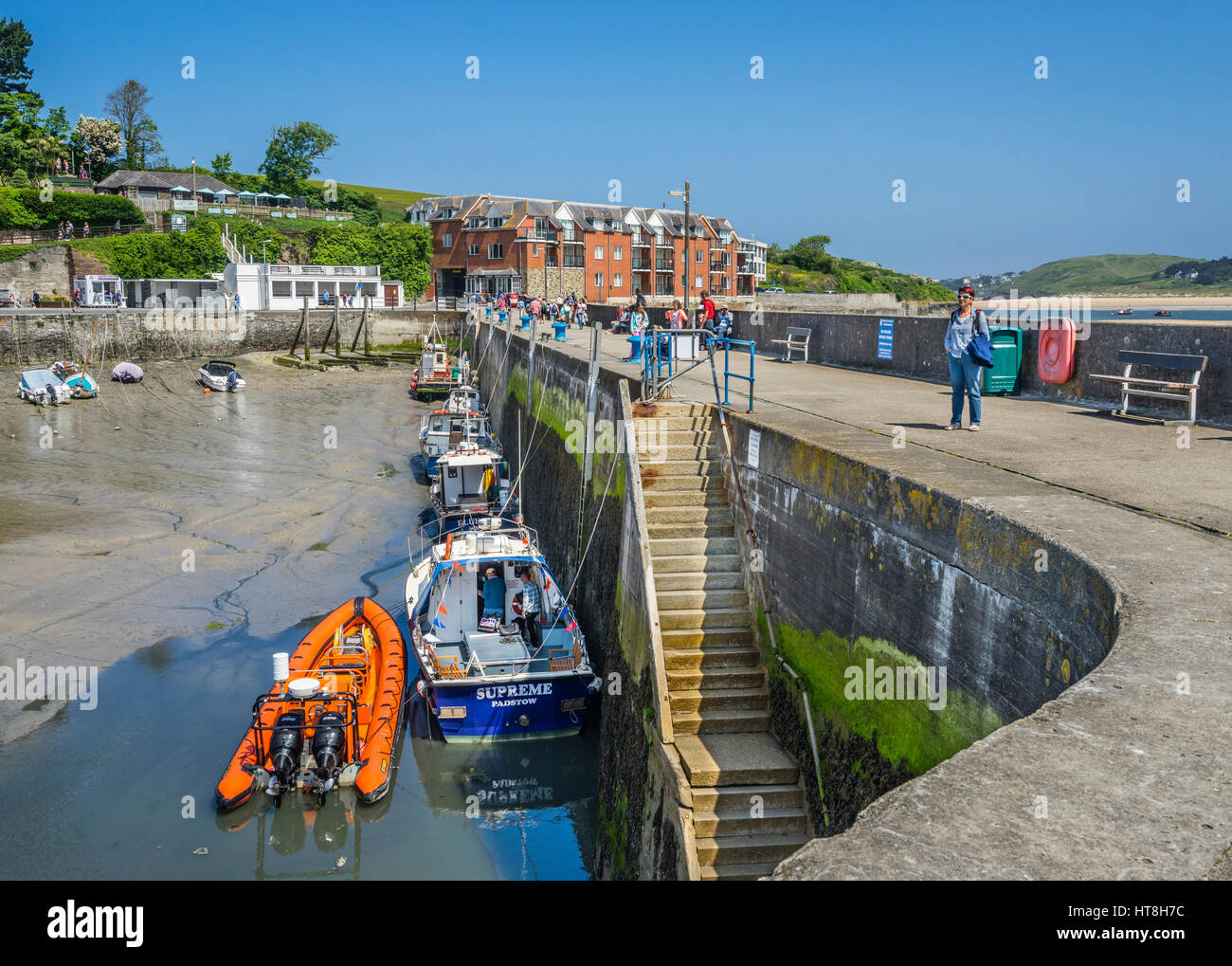 Regno Unito, Sud Ovest Inghilterra, Cornwall, Padstow Molo del Porto con la bassa marea Foto Stock