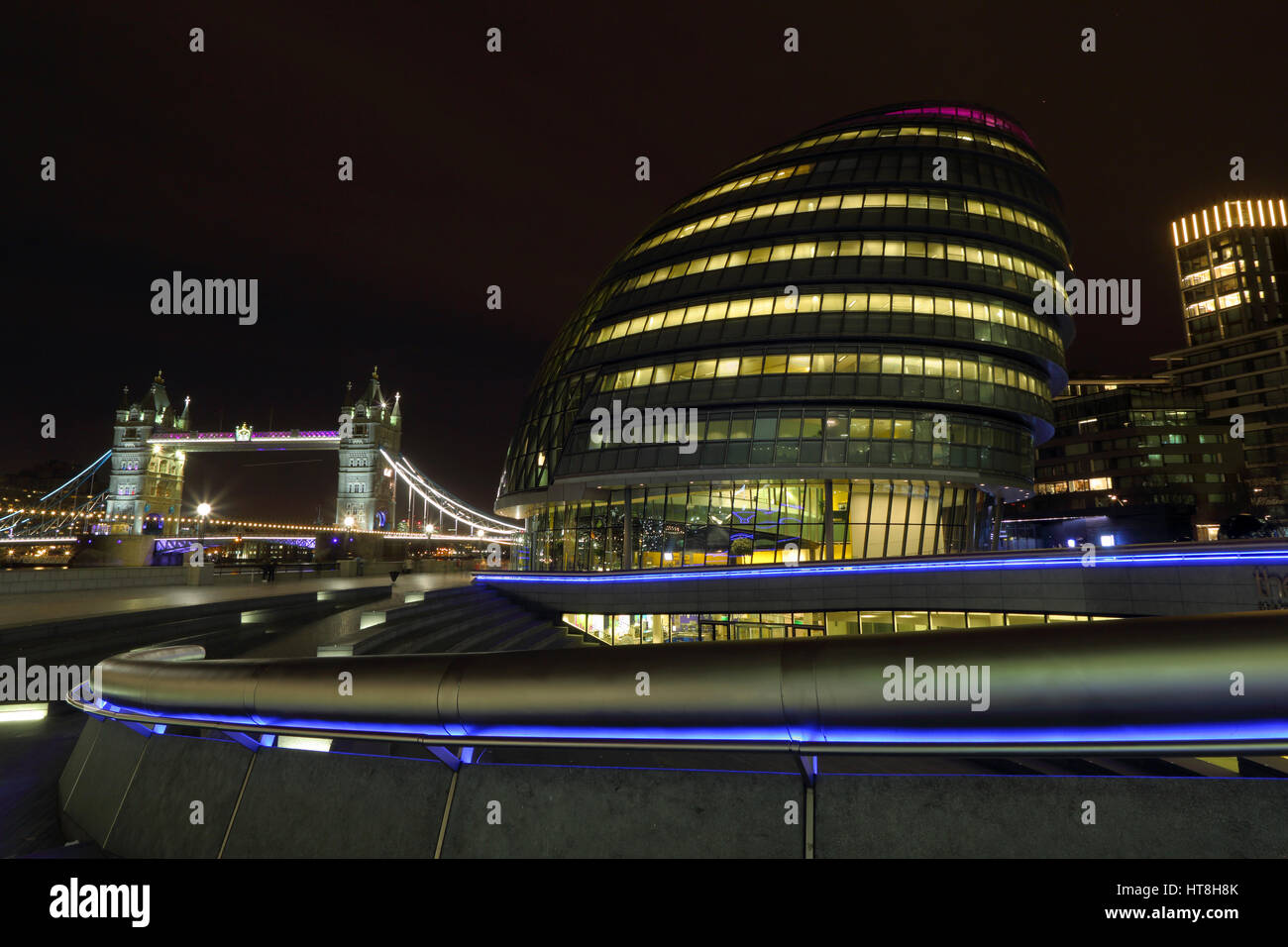 Il Municipio, il Tower Bridge e il convogliatore più Londra di notte Foto Stock