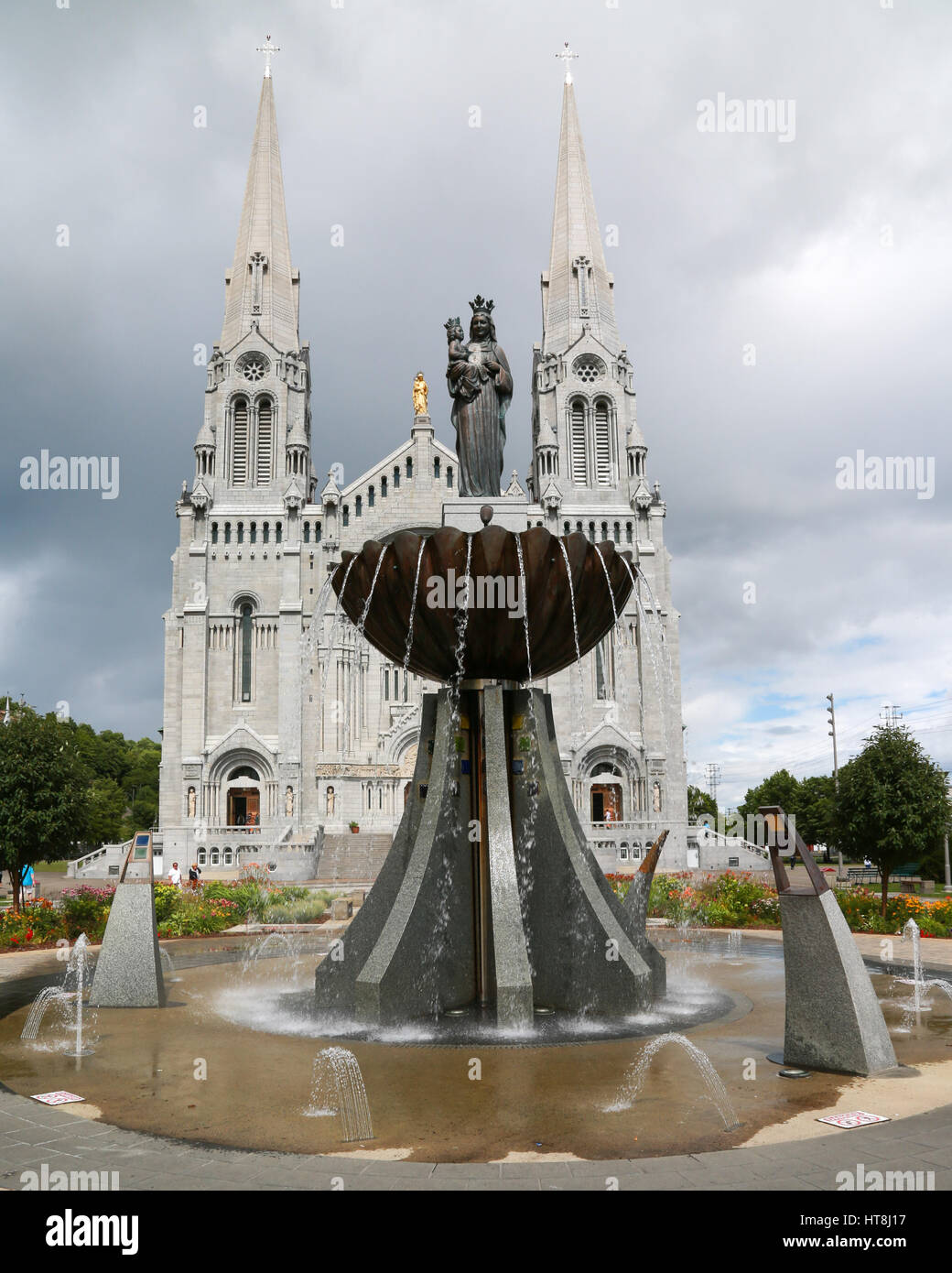 Statua fontana di Saint Anne con il nipote Gesù nelle braccia di fronte alla Basilica di Sainte-Anne de Beaupré Foto Stock