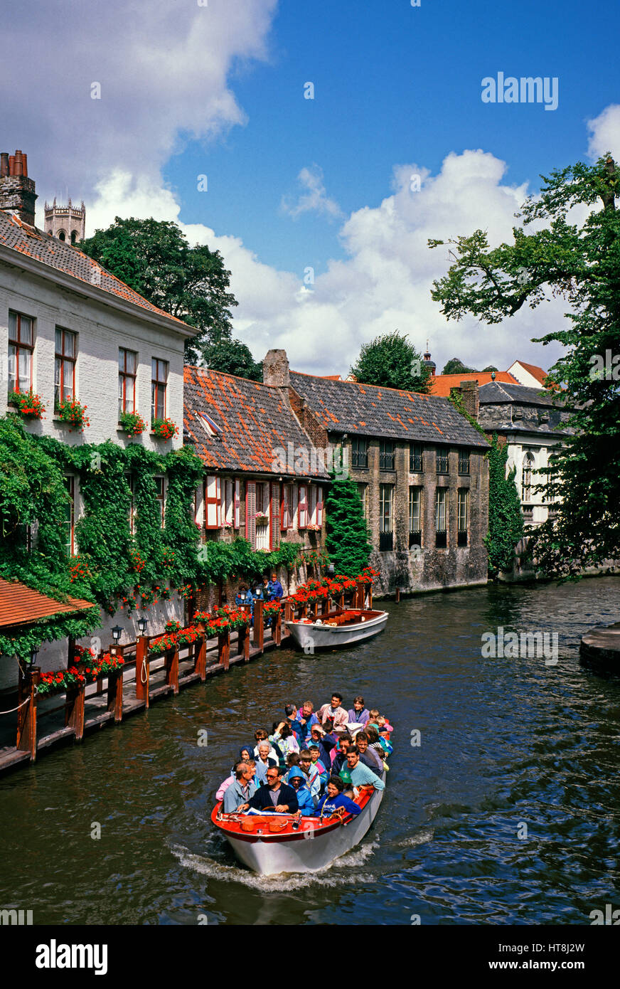 La barca turistica sul Dijver Canal, Bruges, Belgio Foto Stock