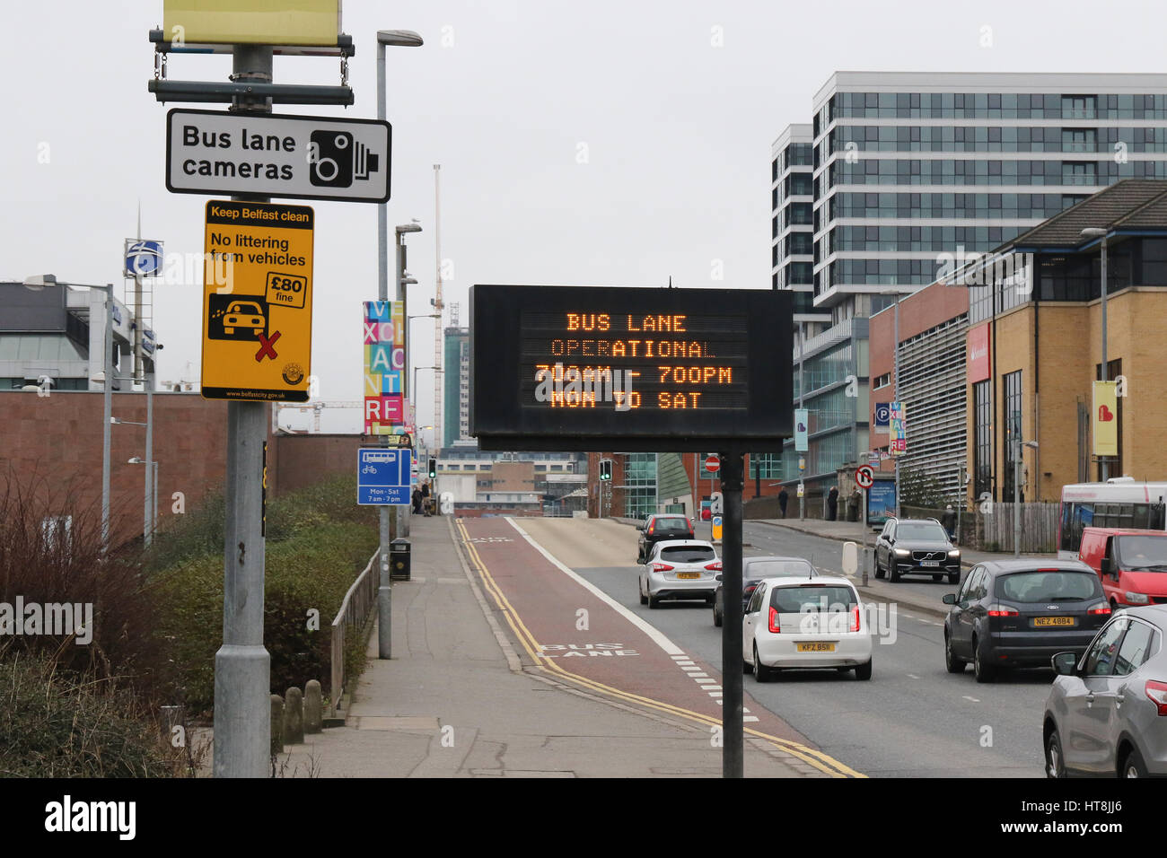 Corsia degli autobus nel funzionamento provenienti in Belfast City Centre. La pista è in Oriente Bridge Street, Belfast, Irlanda del Nord. Foto Stock