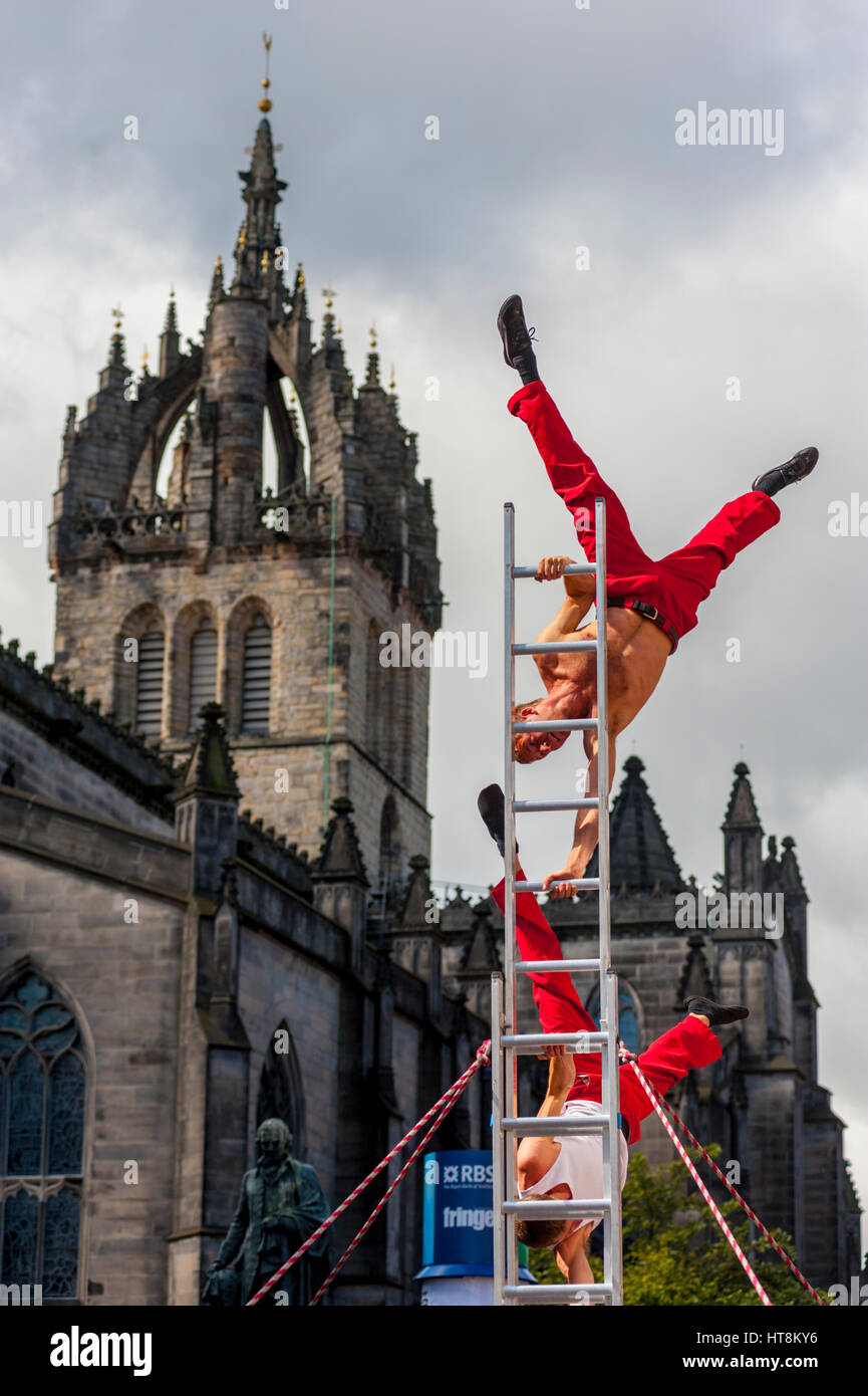 Artisti di strada a giocare al di fuori la Cattedrale di St Giles Edimburgo durante il festival di Edimburgo. Foto Stock