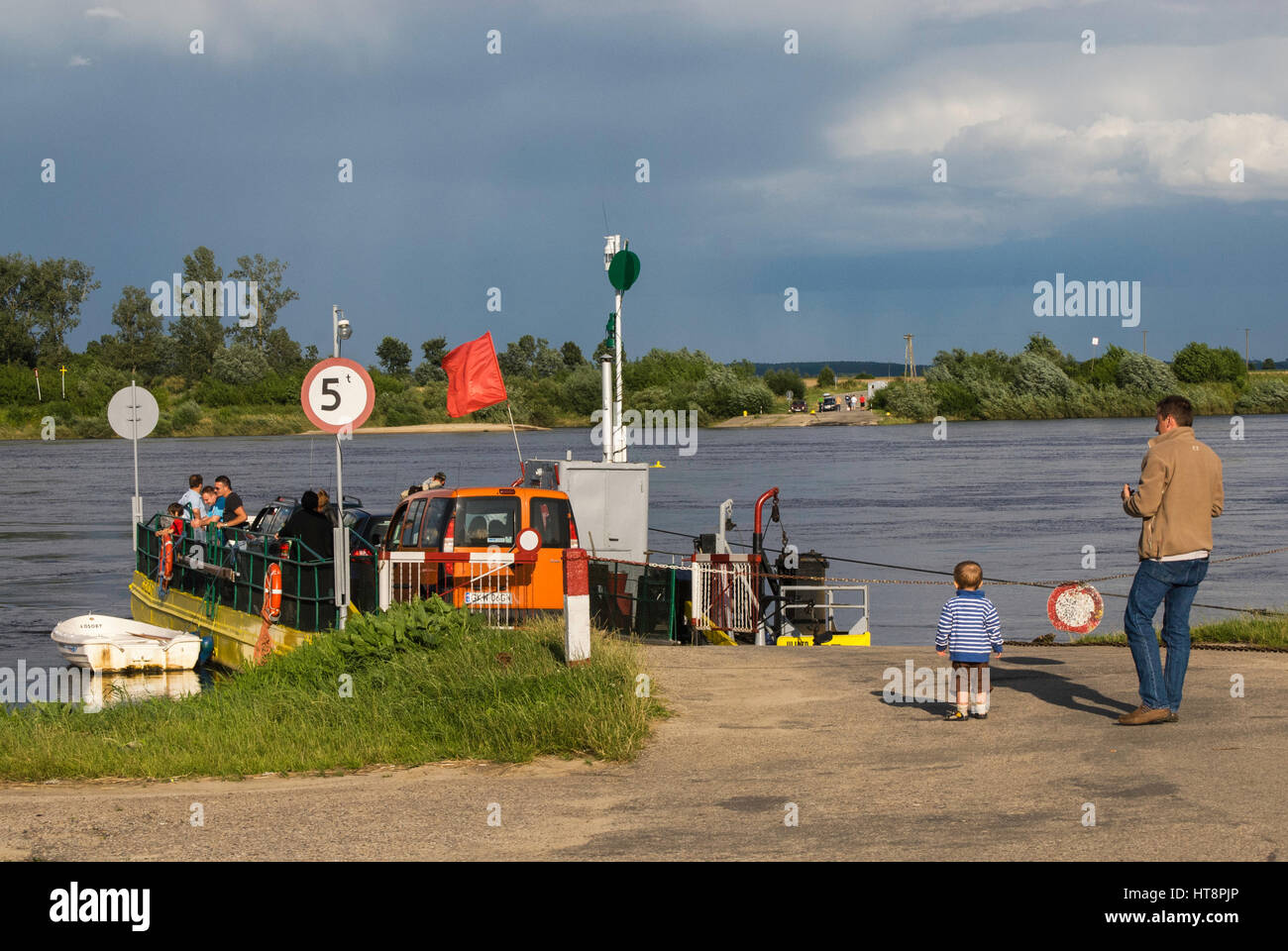 Padre e figlio in attesa per la traversata in traghetto del fiume Vistola vicino Gniew, Pomorskie, Polonia Foto Stock