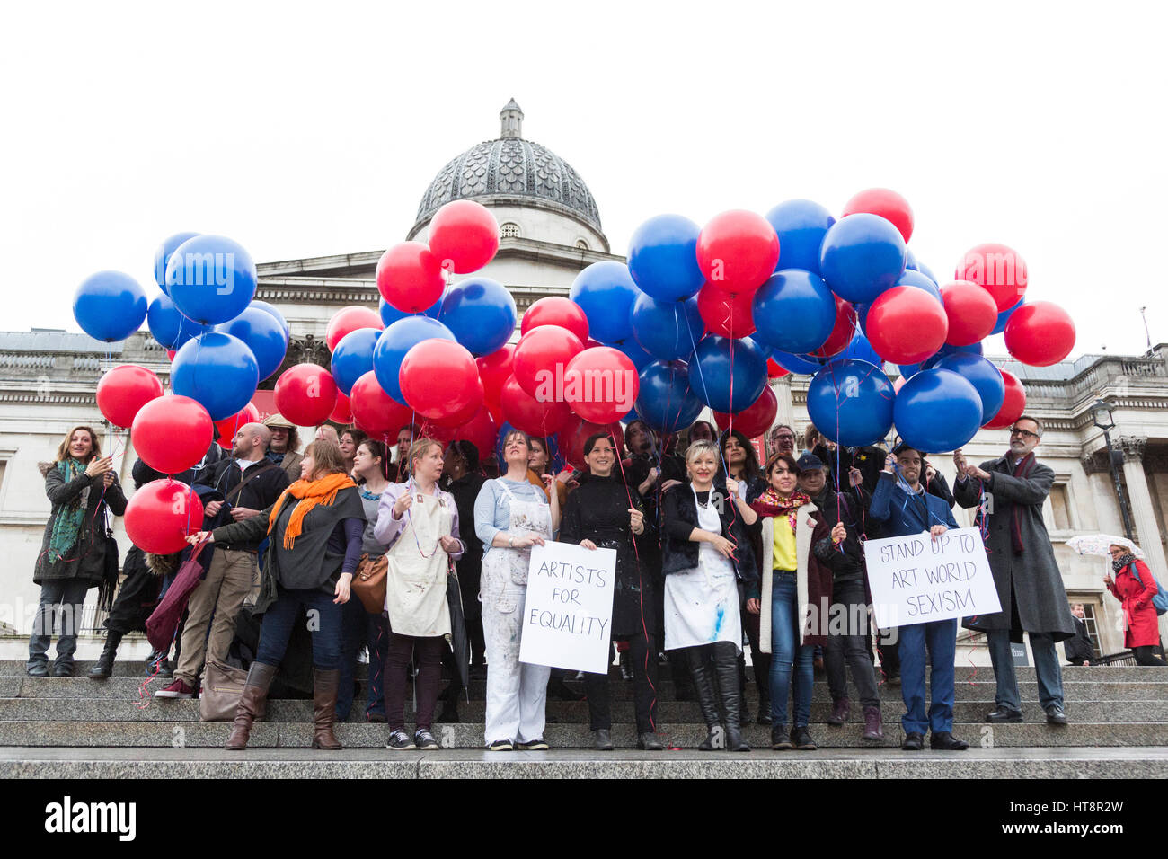 Londra, Regno Unito. 8 marzo 2017. Artisti stand fino al mondo dell arte di sessismo sulla Giornata internazionale della donna al di fuori della Galleria Nazionale. Circa 50 artisti di Londra stand up per la parità tra donne e uomini nelle loro tute gigante di contenimento palloni di elio, con Artfinder CEO, Jonas Almgren. La manifestazione fa parte di Artfinder la campagna "stand up al mondo dell arte di sessismo', che accresce la consapevolezza delle disuguaglianze tra i sessi nella fascia più alta del mondo dell arte. Foto Stock