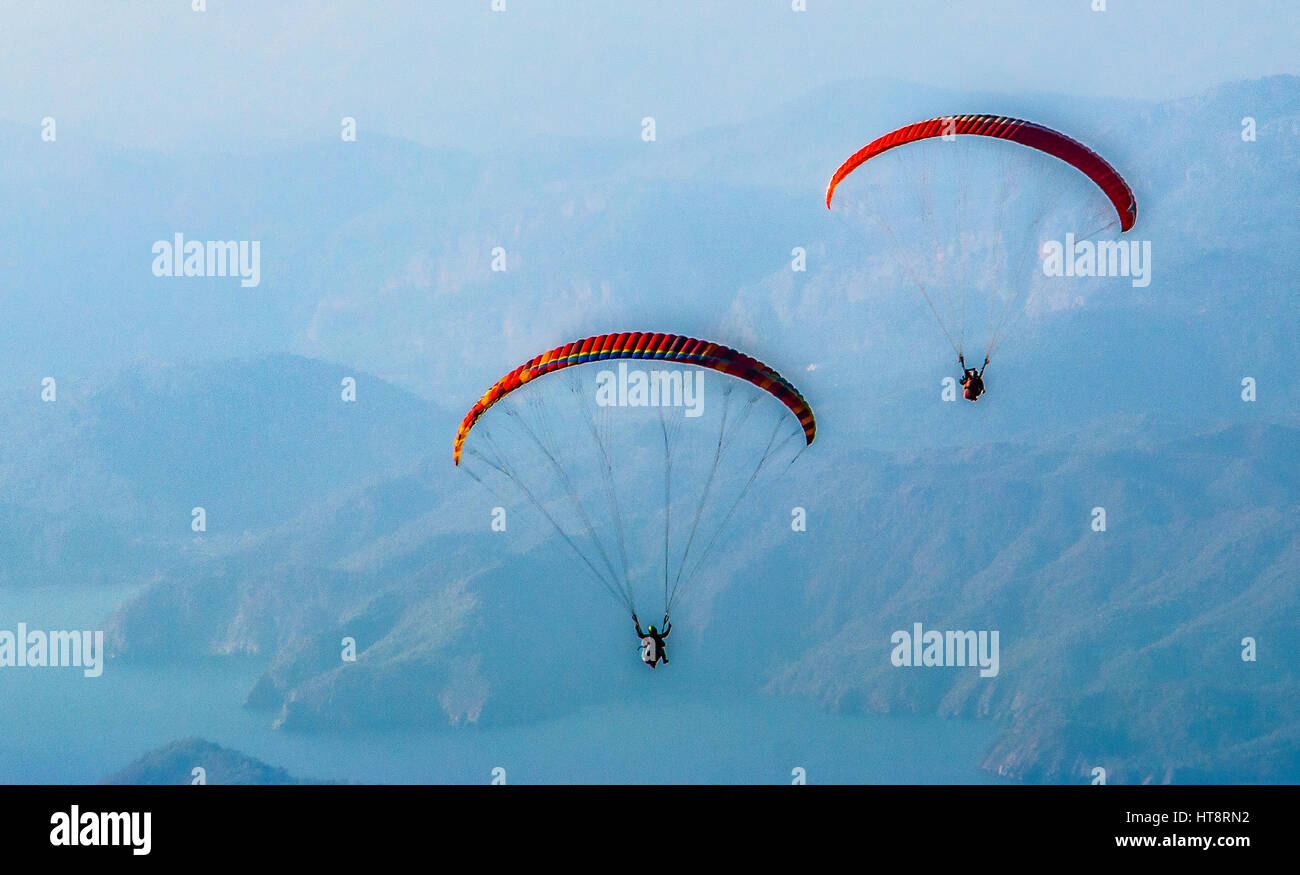 Parapendio in tandem volare insieme fianco a fianco Foto Stock