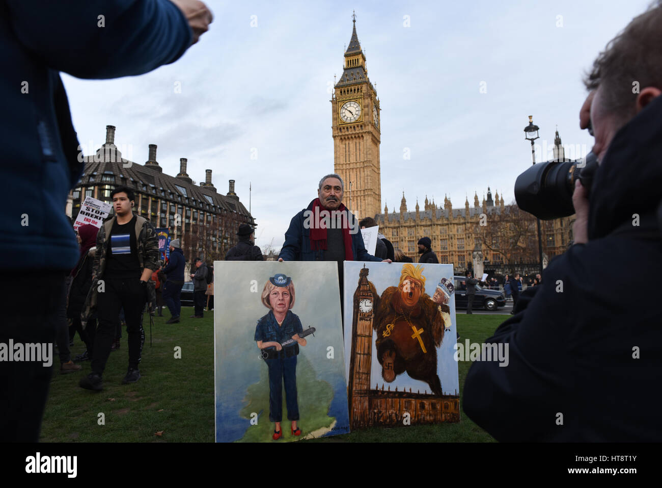 Artista satirico Kaya Mar è in possesso di suoi dipinti durante la fase di arresto Trump & Stop Brexit dimostrazione in piazza del Parlamento, Londra. Foto Stock