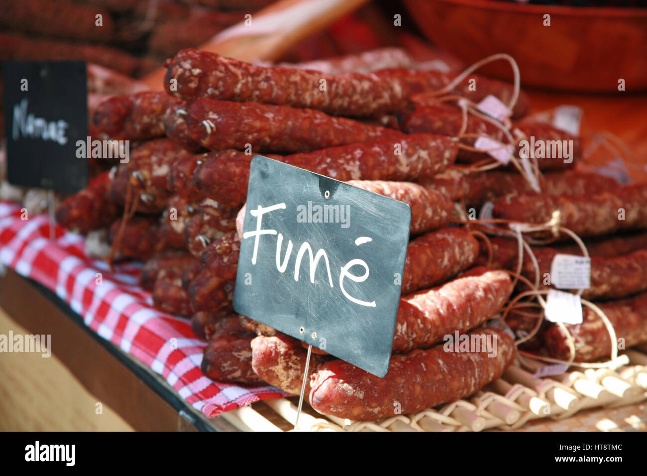 Mercato francese la vendita di salsiccia Foto Stock