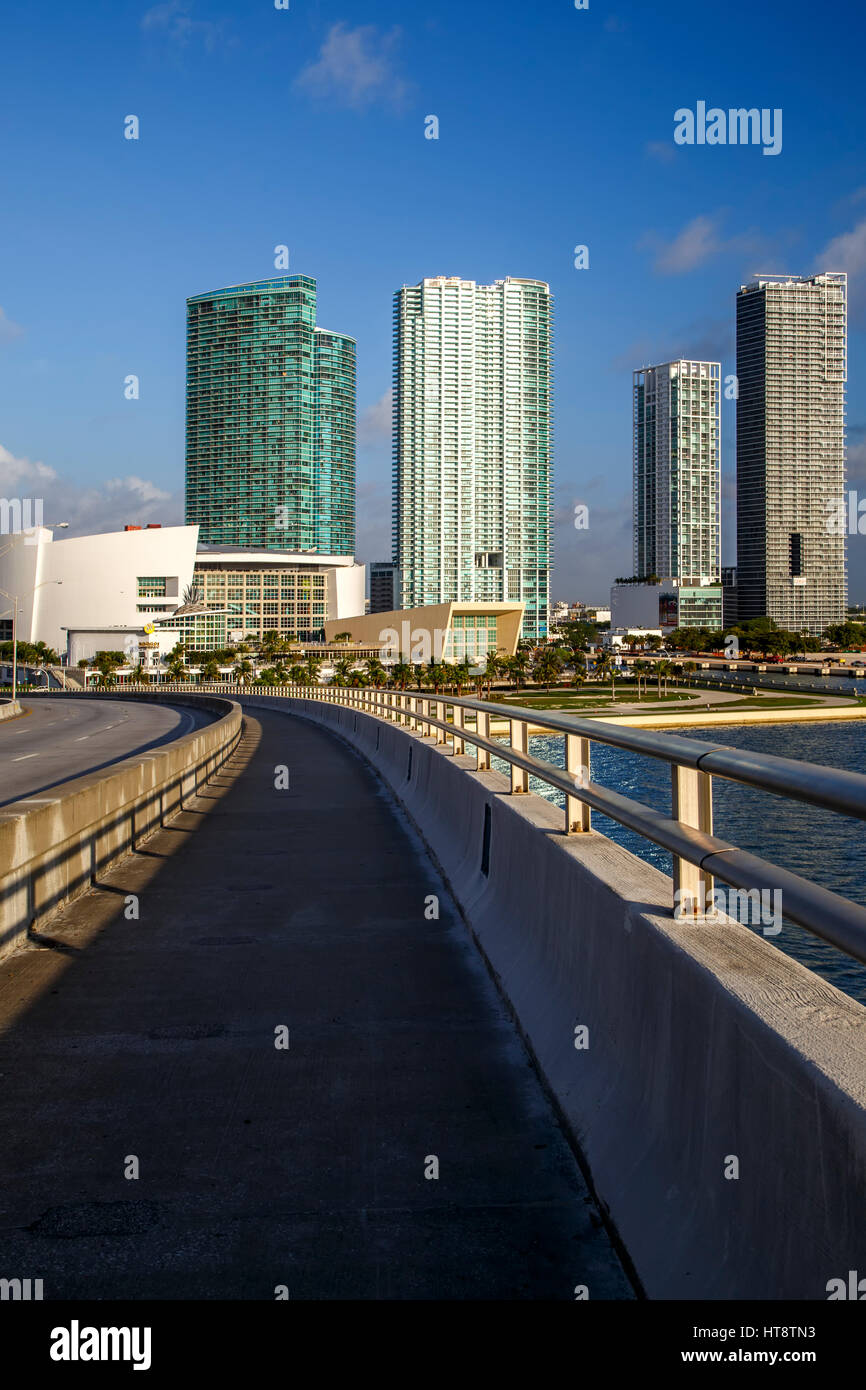 Porto Blvd. Bridge, American Airlines Arena e grattacieli, Miami, Florida Foto Stock