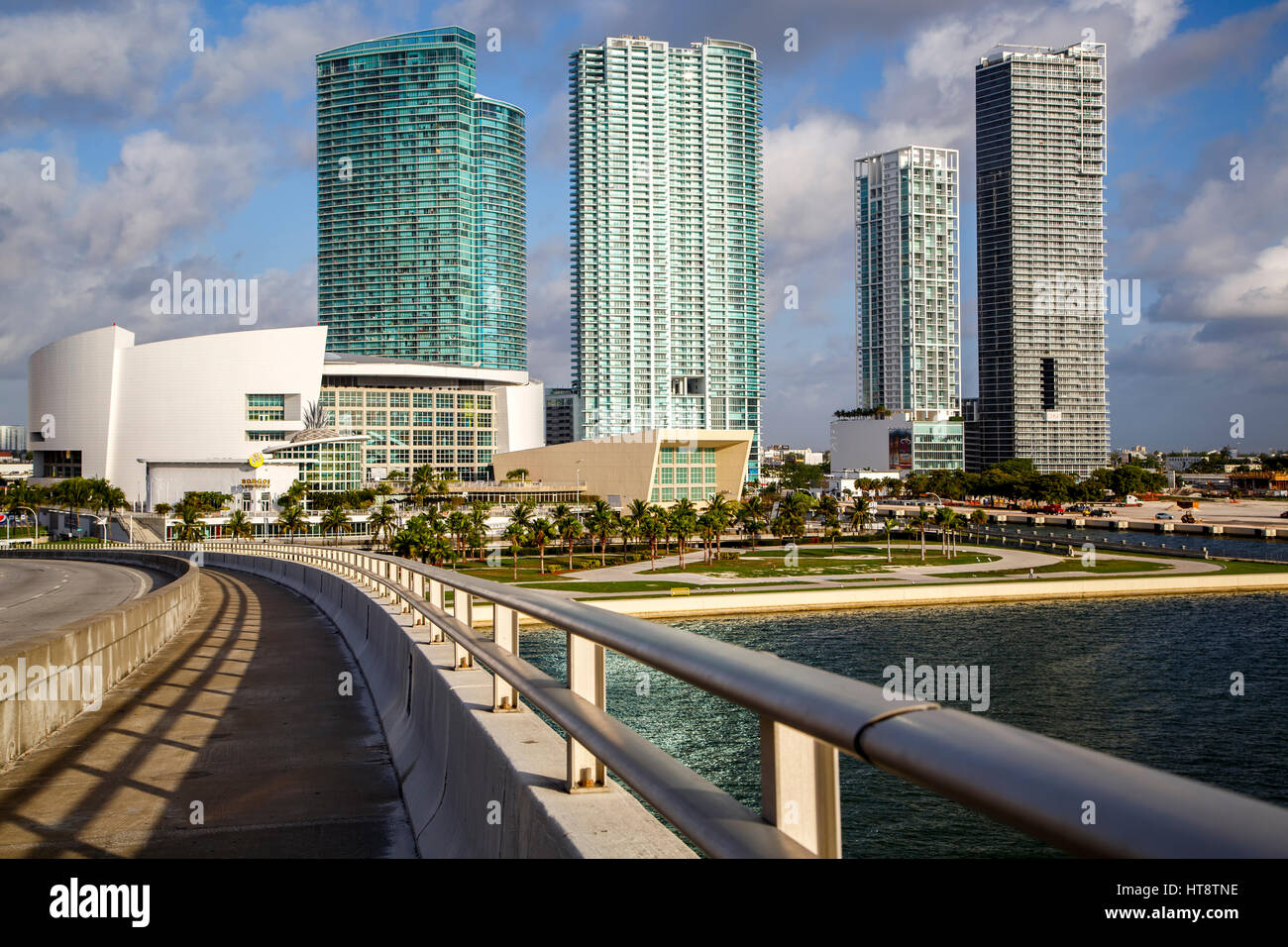 Porto Blvd. Bridge, American Airlines Arena e grattacieli, Miami, Florida Foto Stock