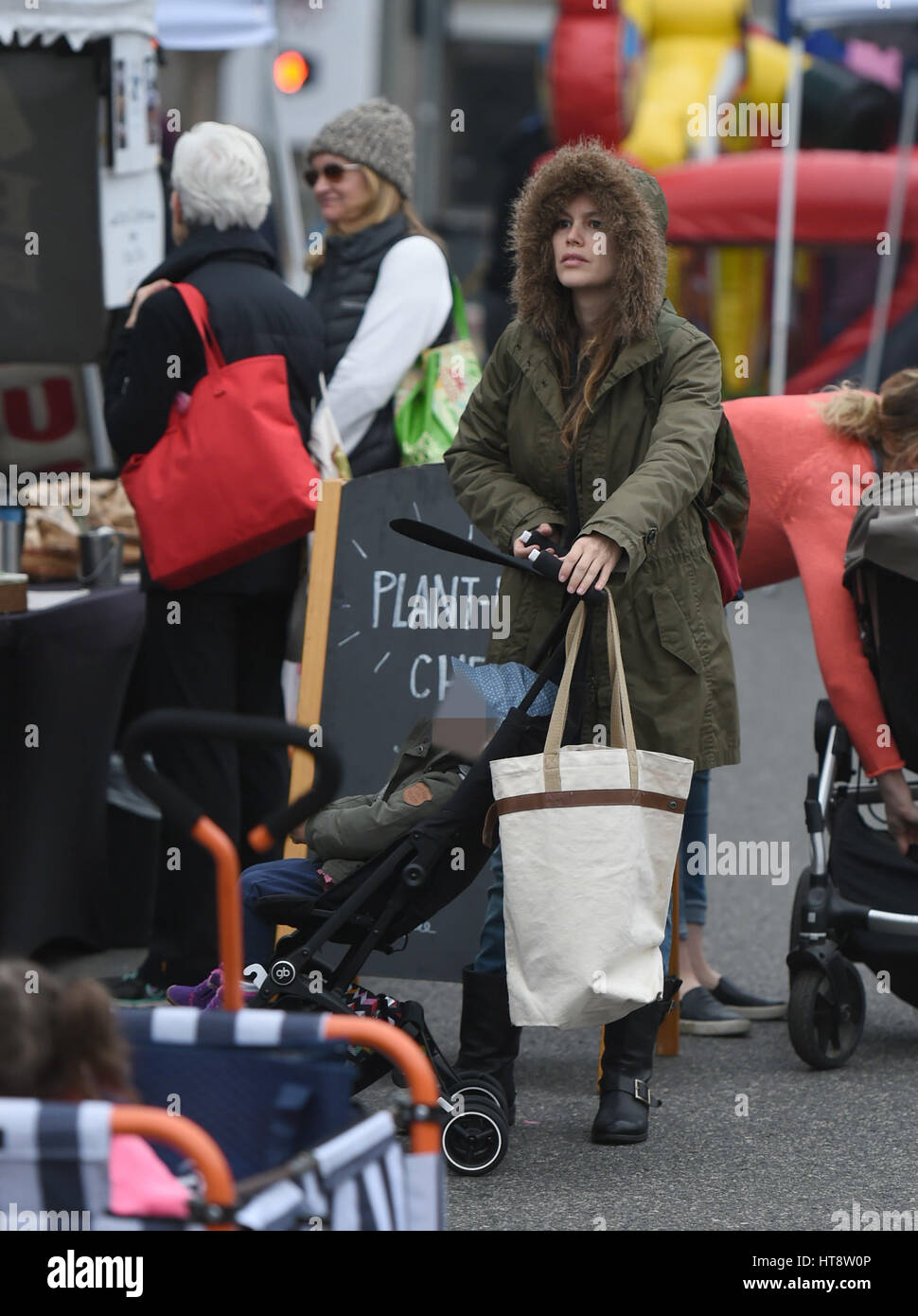 Rachel Bilson gode di tempo con sua figlia Briar Rose Christensen a Studio City Farmers Market. Bilson orgogliosamente guardato su come sua figlia ha preso un giro su un cavallo. Dotato di: Rachel Bilson, Briar Rose Christensen dove: Los Angeles, California, Regno St Foto Stock