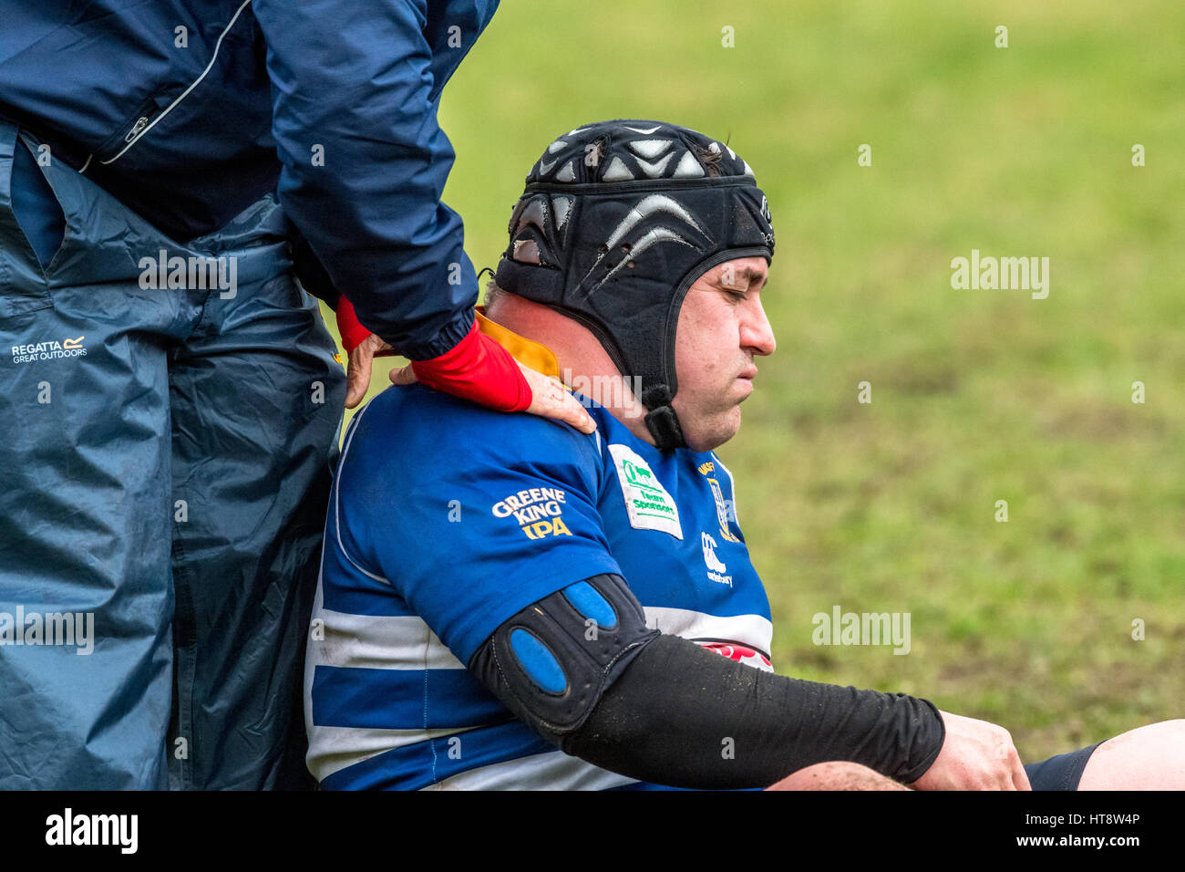 Controllo per ferite alla testa su un dilettante Rugby Union club football giocatori. Foto Stock