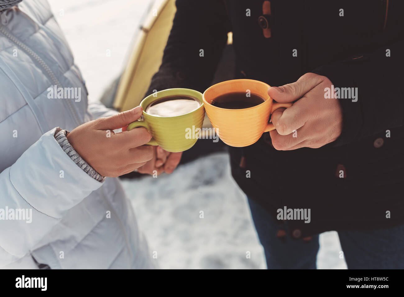 Ragazzo e ragazza di avere un buon tempo, bere il caffè durante le vacanze invernali Foto Stock