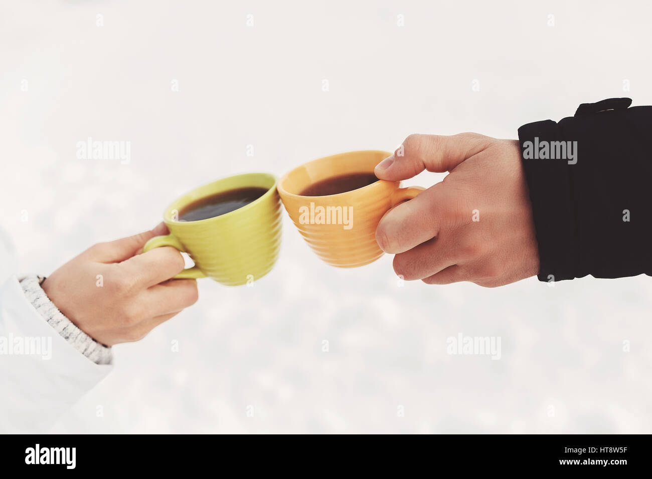 Ragazzo e ragazza di avere un buon tempo, bere il caffè durante le vacanze invernali. concetto di vivacità e di salute Foto Stock