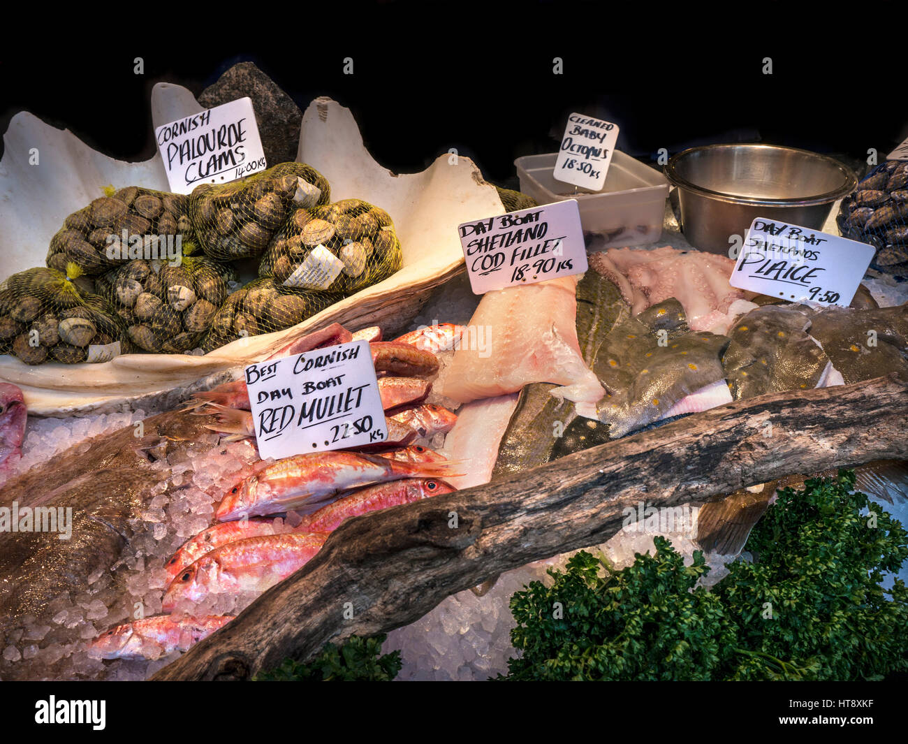 Freschi frutti di mare Britannica varietà sul mercato pescivendoli stallo, esposte per la vendita al mercato di Borough London REGNO UNITO Foto Stock
