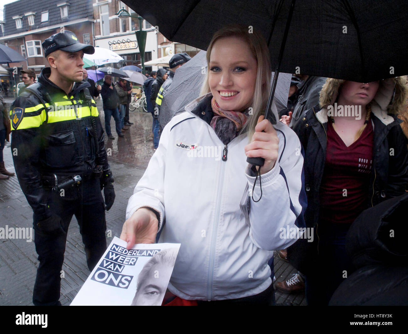 PVV Joyce Kardol flyering alla visita di Geert Wilders a Breda, Paesi Bassi Foto Stock
