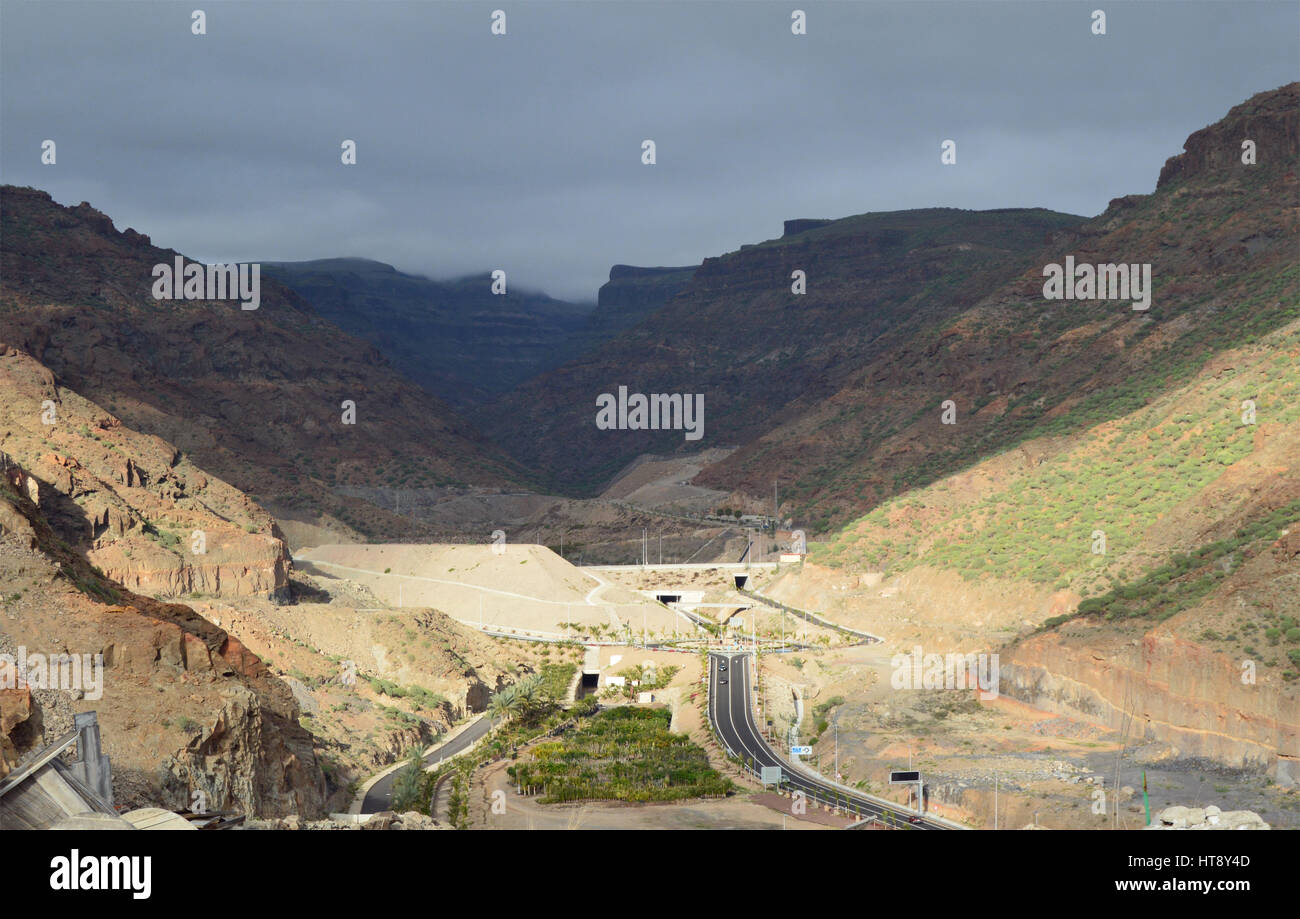 Sistema autostradale e tunnel in una valle su Gran Canaria Spagna. Foto Stock