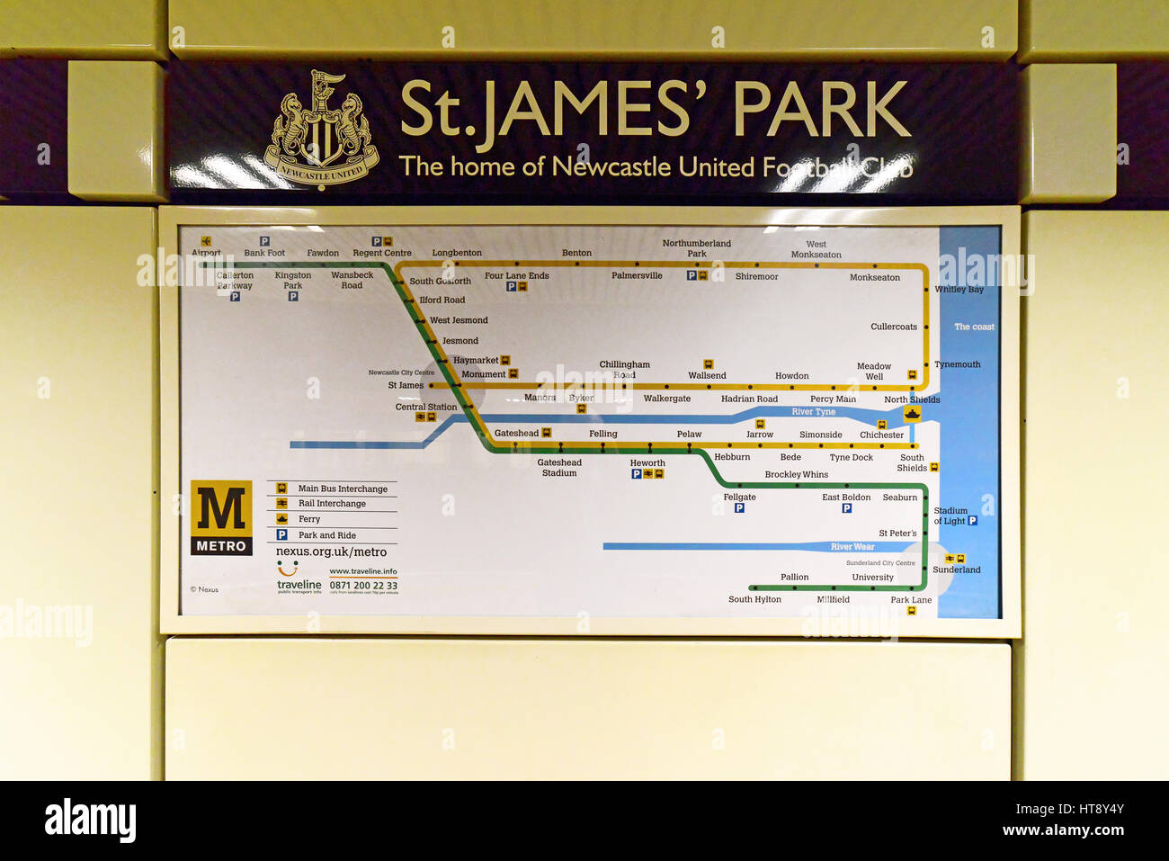 St James metro del sistema ferroviario artisticamente disegnato verso nufc football team Foto Stock