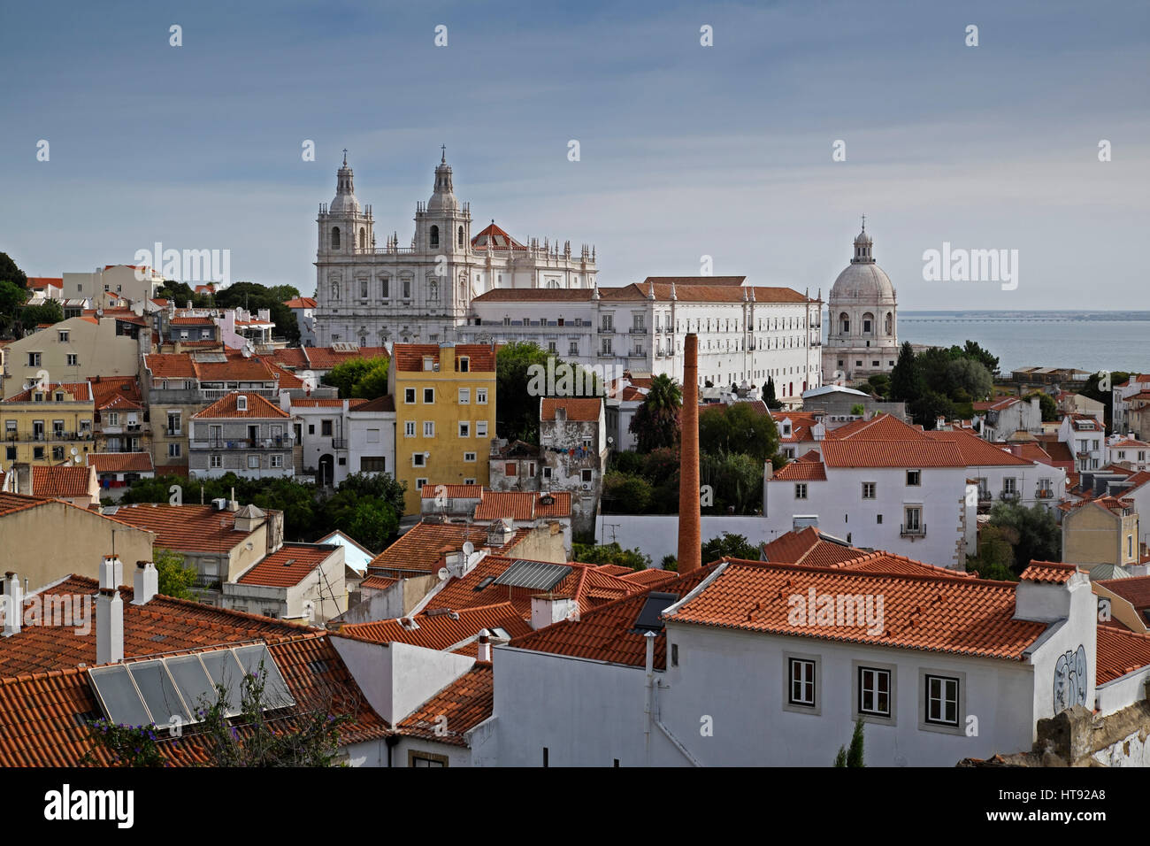 Monastero di São Vicente de Fora nel paesaggio di Lisbona, Portogallo Foto Stock