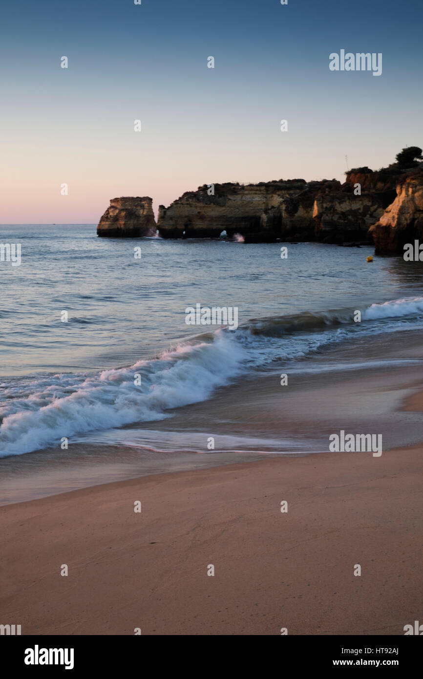 Forme d'onda colpendo spiaggia a Lagos, Costa Algarve, PORTOGALLO Foto Stock