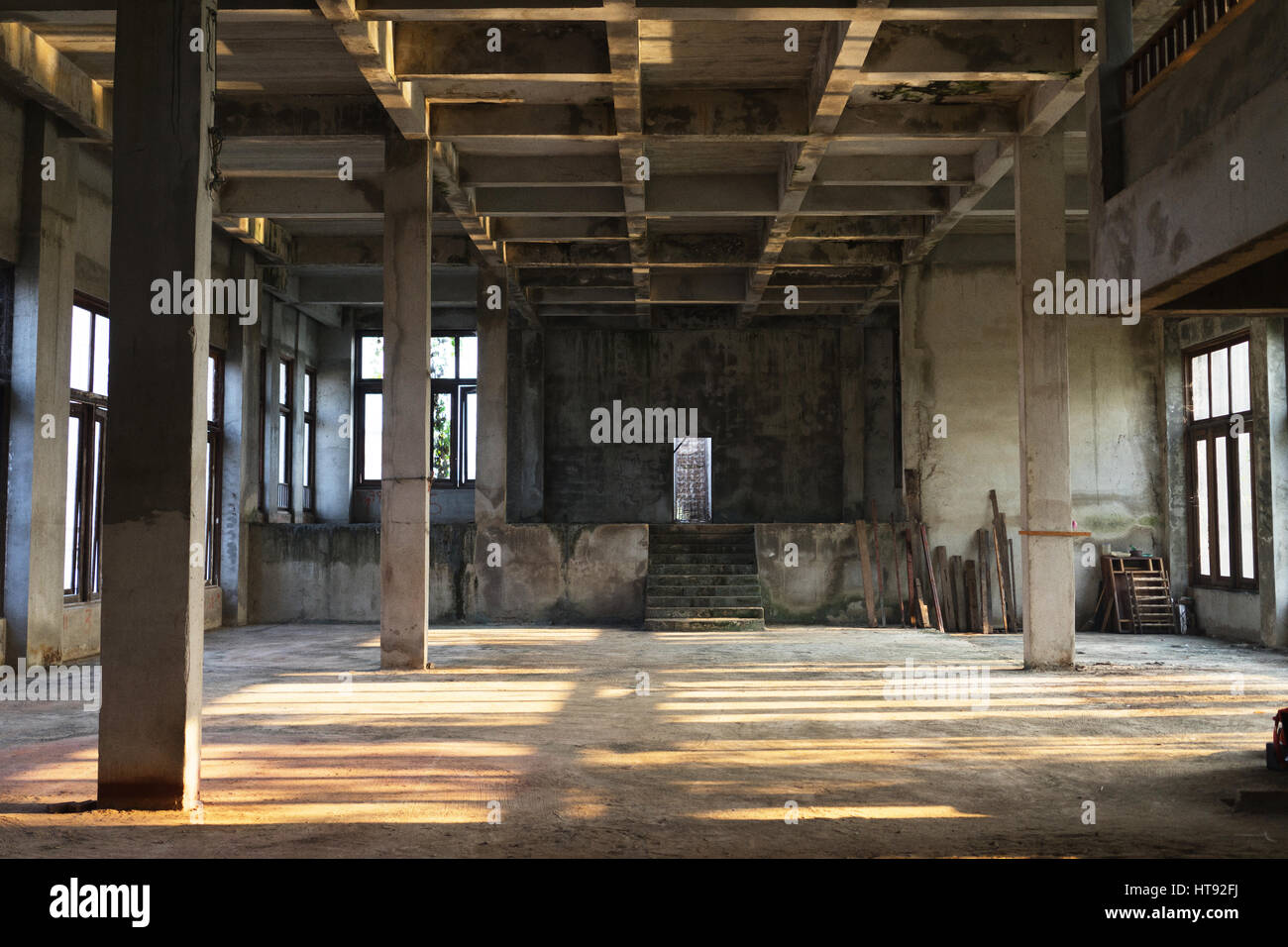 Interno di un vecchio edificio abbandonato visualizza Foto Stock