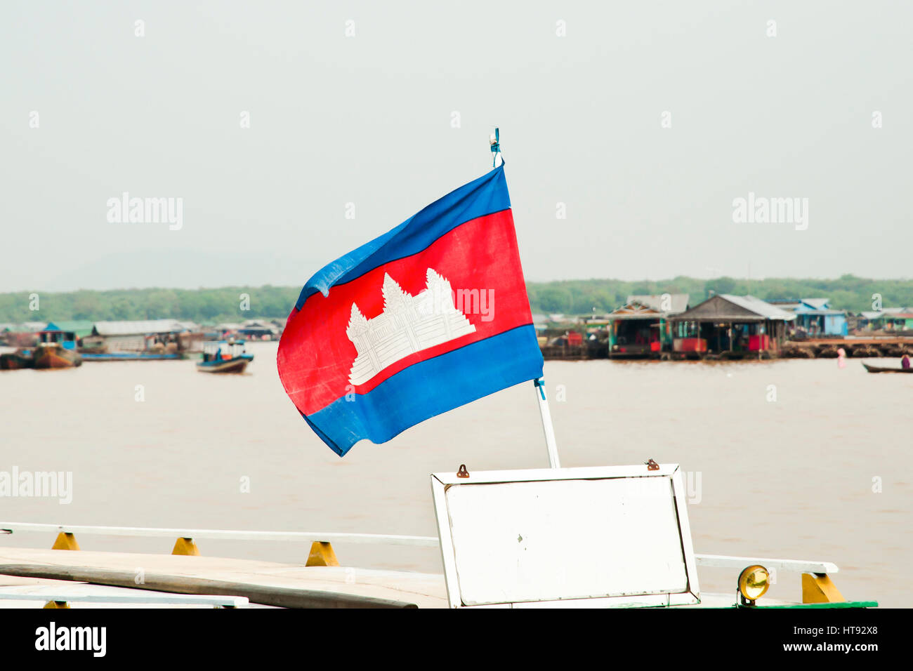 Bandiera cambogiano sul lago Tonle Sap - Cambogia Foto Stock