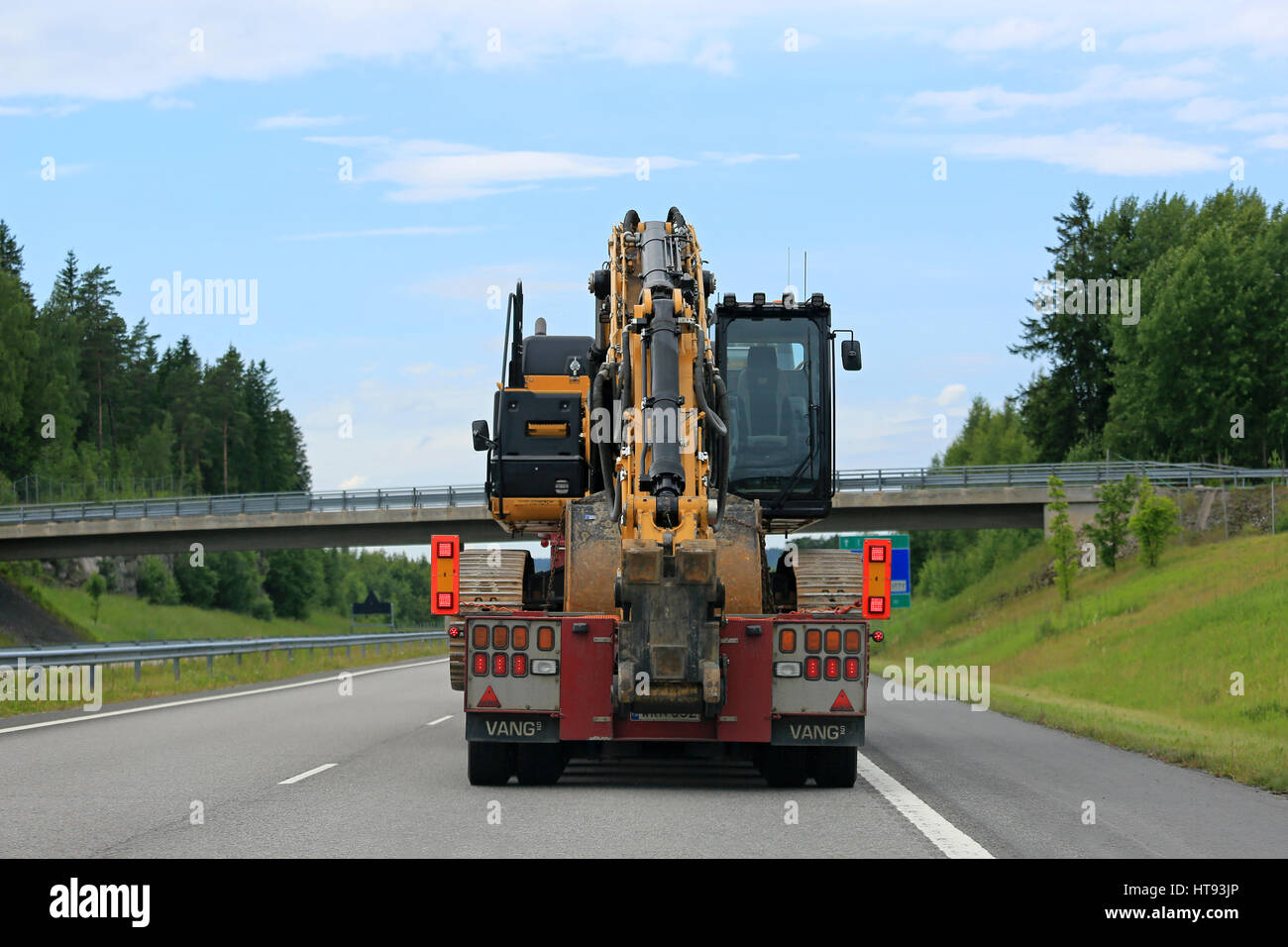 SALO, Finlandia - luglio 1, 2016: vista posteriore di un semi rimorchio sovradimensionare il trasporto di carichi in autostrada in estate con un ponte in anticipo. Foto Stock