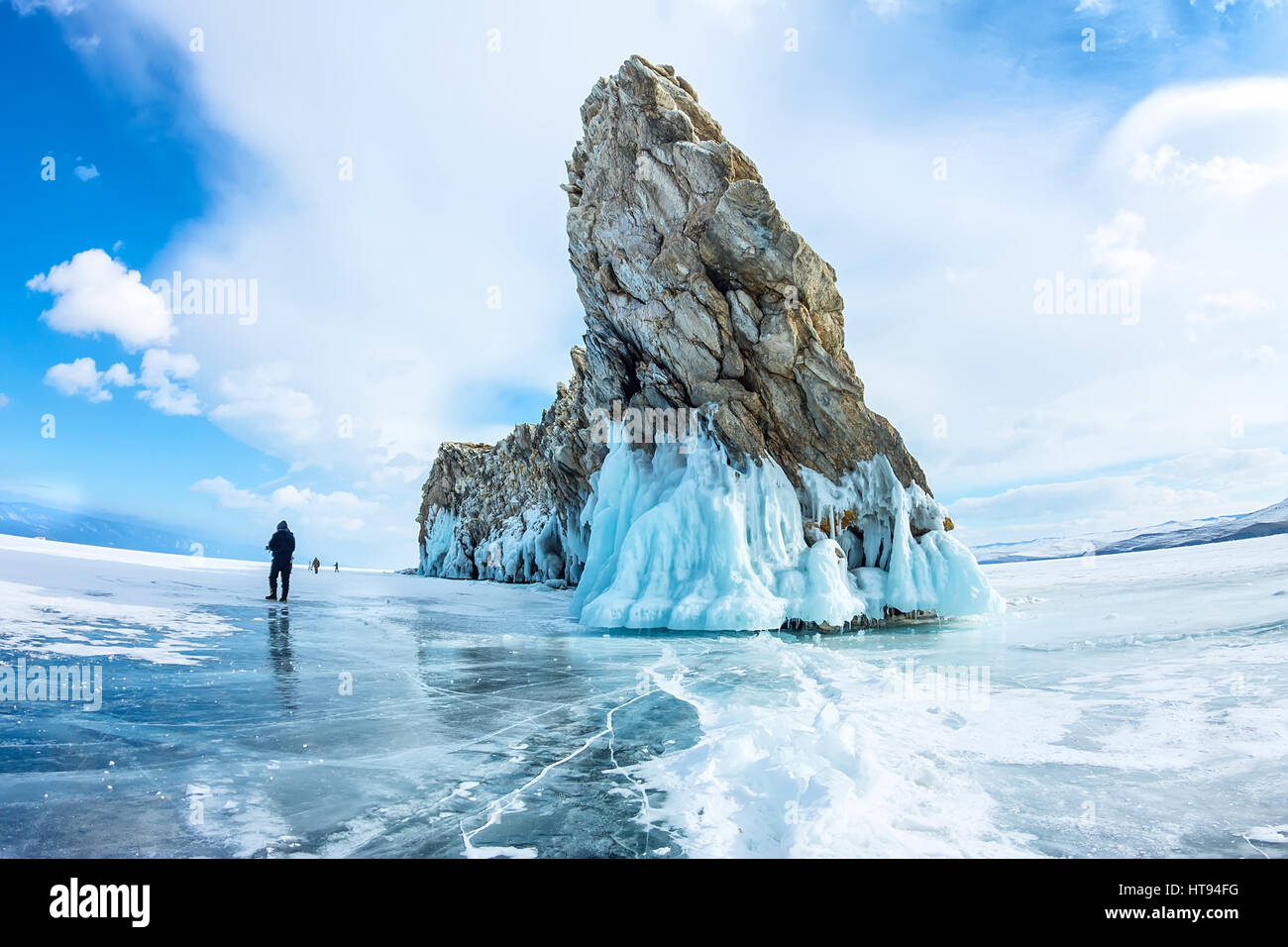 Ghiaccio trasparente sul lago Baikal vicino Ogoy isola. La Siberia, Russia. Foto Stock