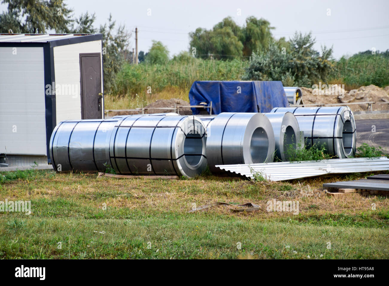 Rotoli di lamiera. Stoccaggio di materiali da costruzione. Foto Stock