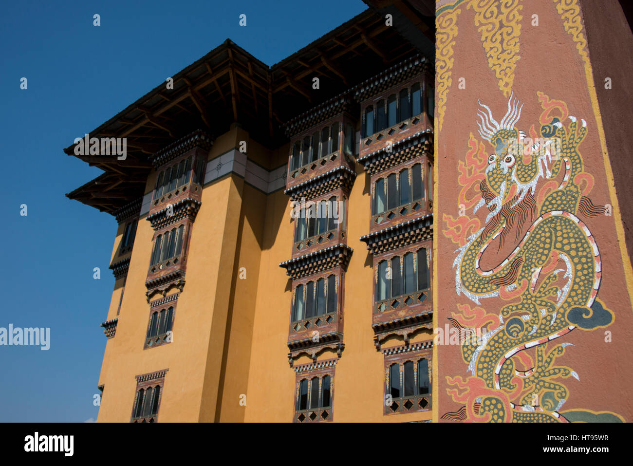 Il Bhutan, Thimphu, capitale del Bhutan. Cinque stelle lusso hotel Taj Tashi Hotel, dettaglio di tipico stile Bhutanese architettura. Foto Stock