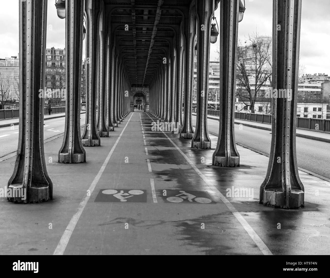 Una immagine in bianco e nero della pista ciclabile sul Bir Hakeim bridge in Parigi Francia. Foto Stock