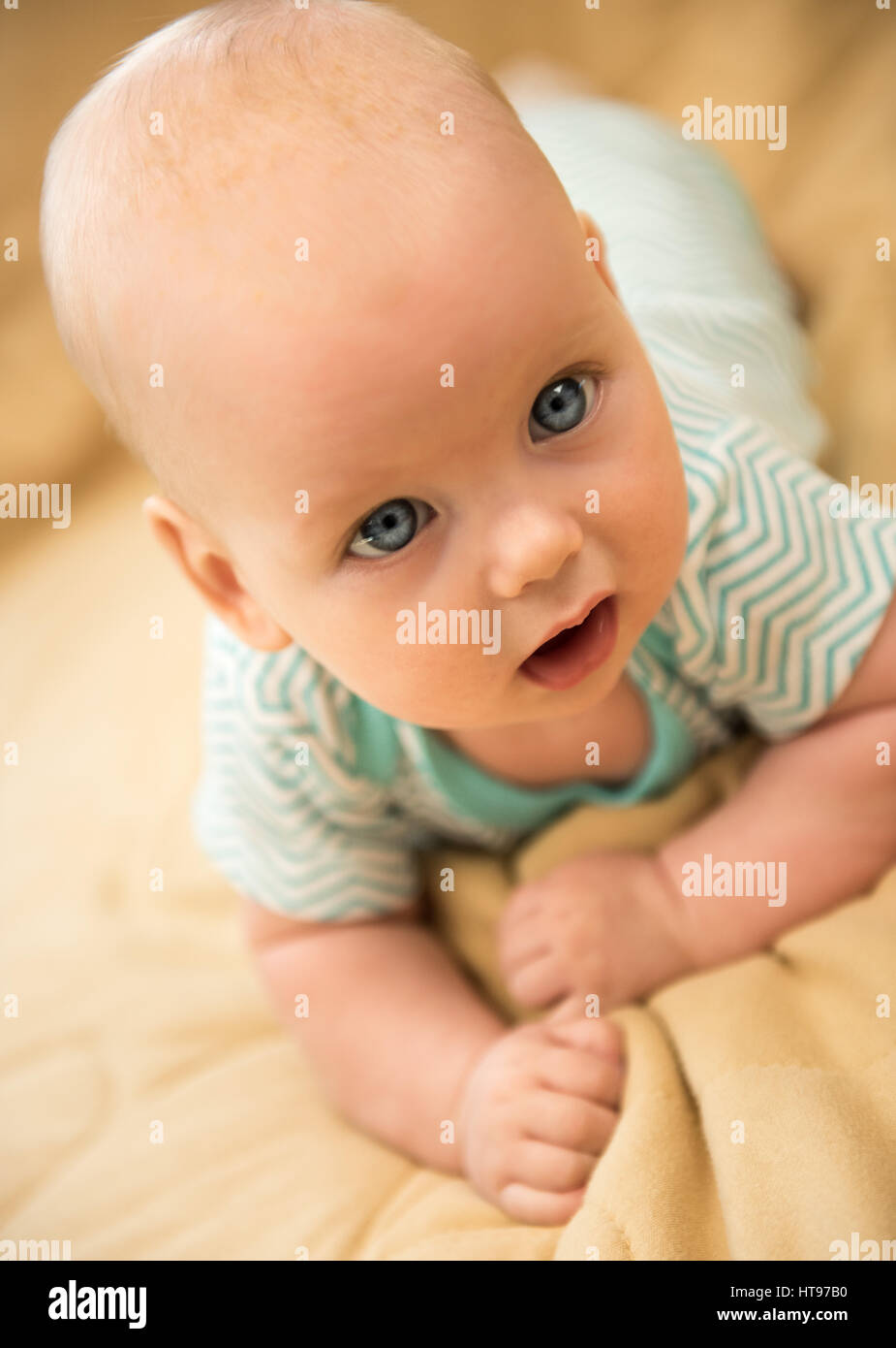 Carino dreamly little Baby girl ritratto Foto Stock