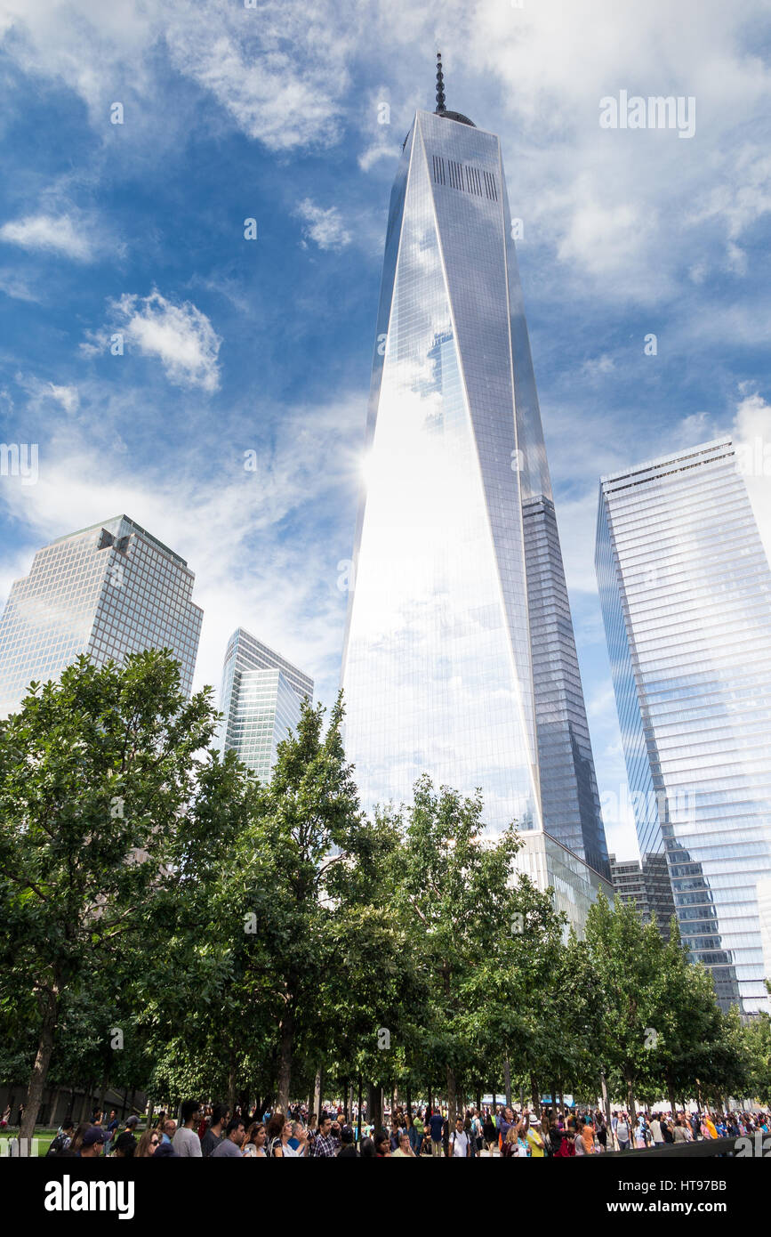 Cercando su un riposo a una simbolica 1.776 metri di altezza, 104 piani di One World Trade Center su un poco nuvoloso giorno nella città di New York, Stati Uniti d'America Foto Stock