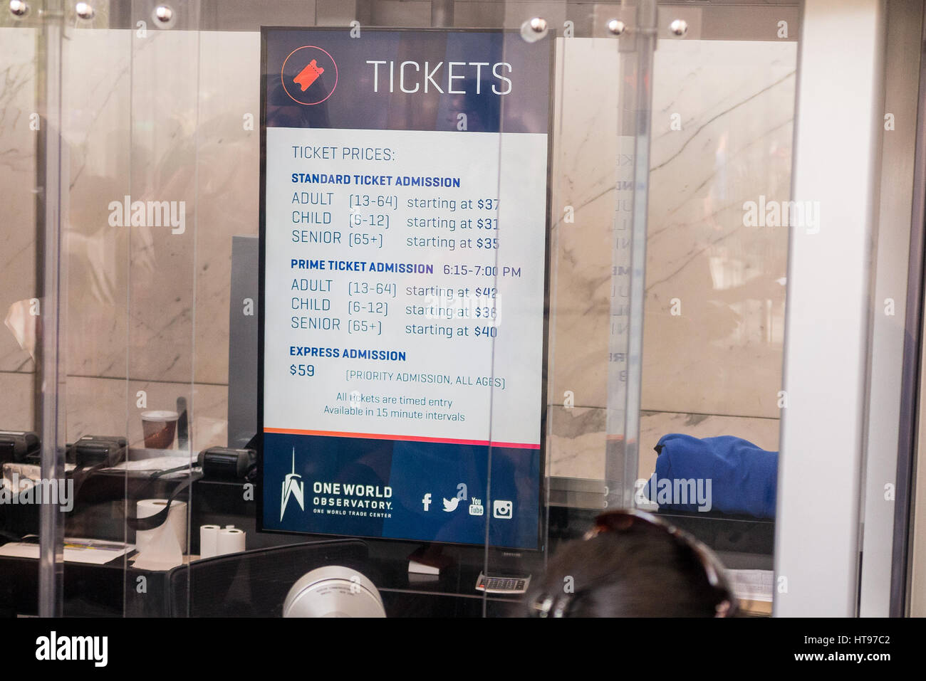 Scheda di informazioni che mostra il costo di ingresso al mondo un osservatorio presso la biglietteria nella lobby principale Foto Stock