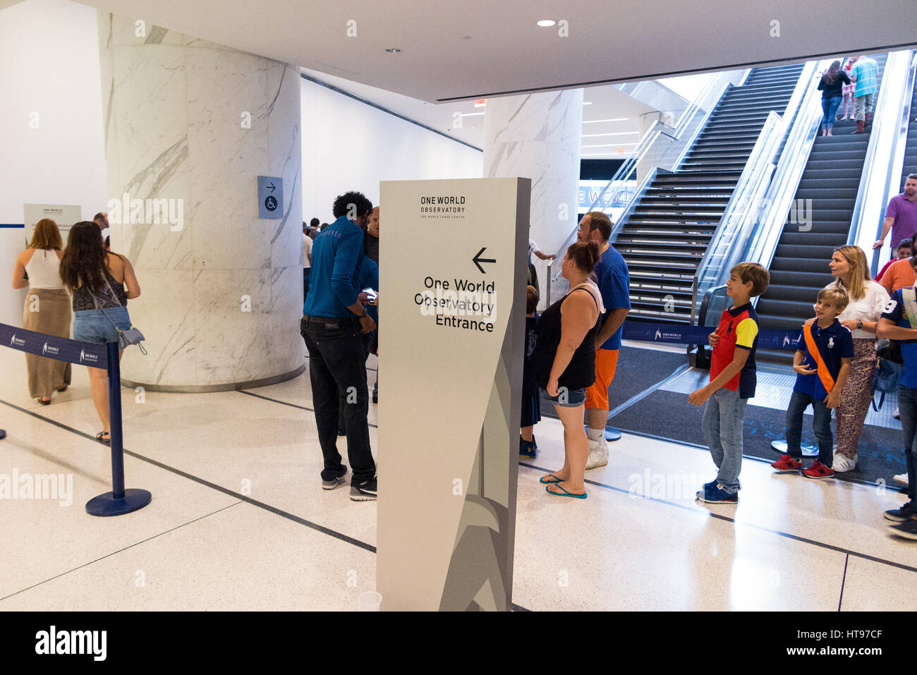 Sguardo interno all'ingresso principale della One World Observatory con vista sulle persone in piedi in linee per ottenere i biglietti presso lo stand Foto Stock